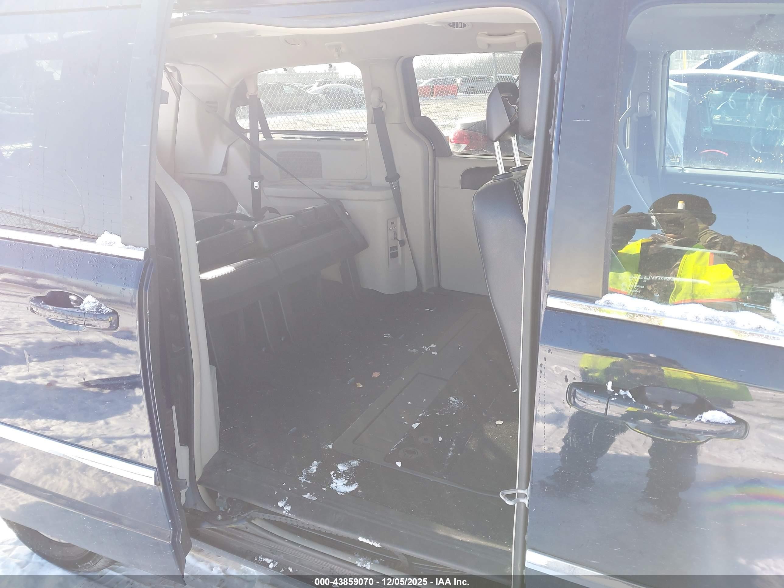 CHRYSLER TOWN image 8