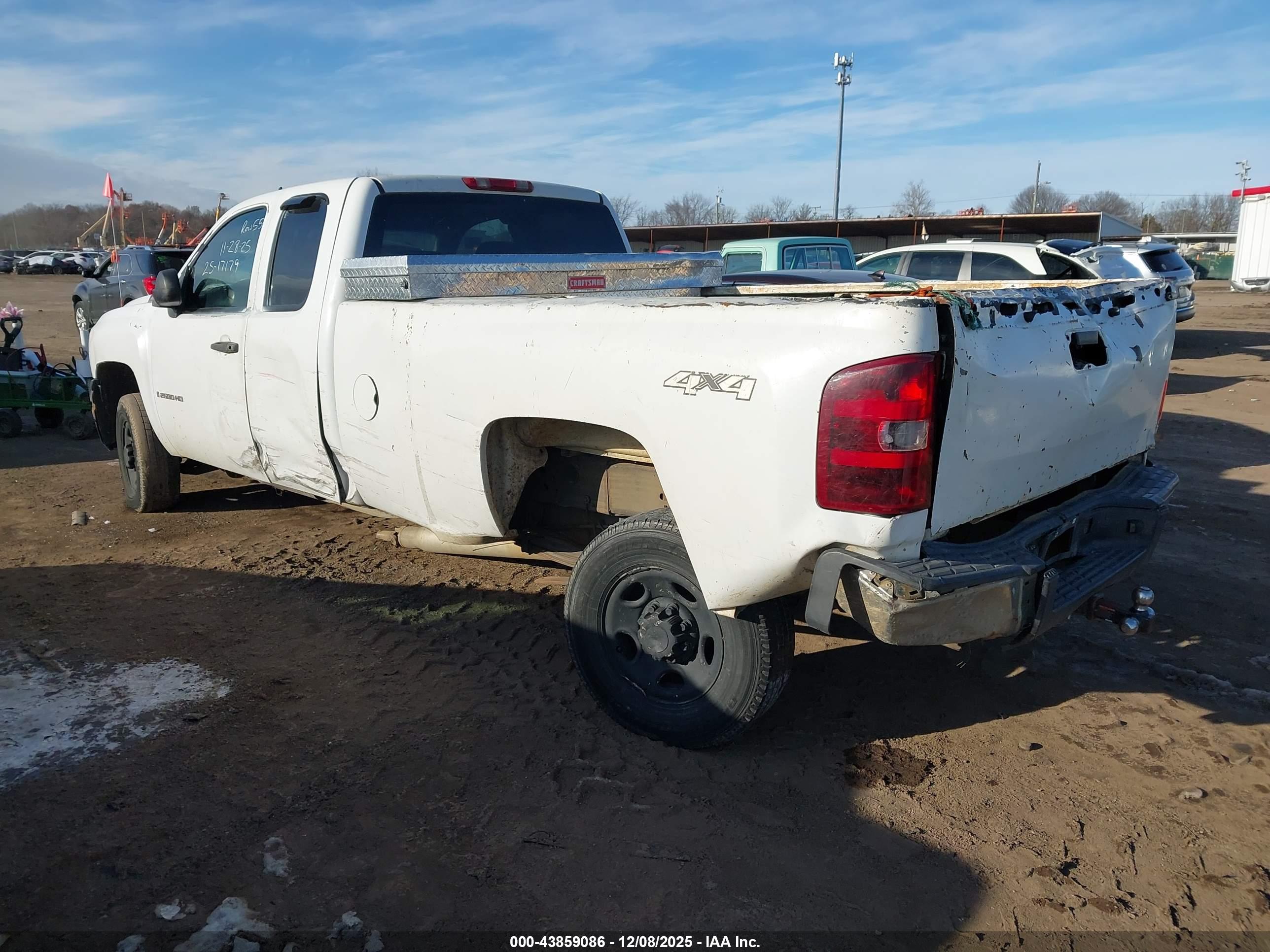 CHEVROLET SILVERADO image 3