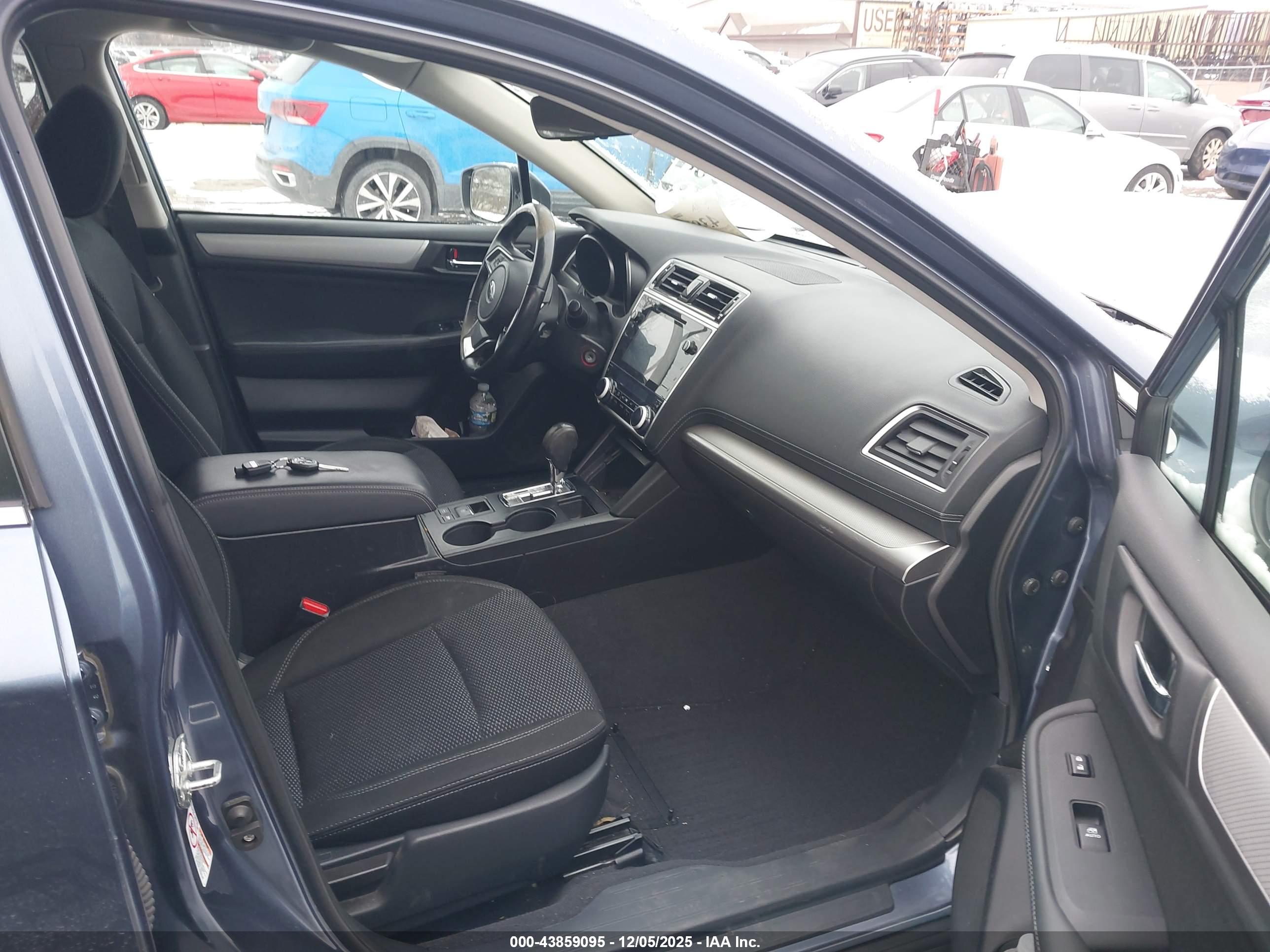 SUBARU OUTBACK image 5