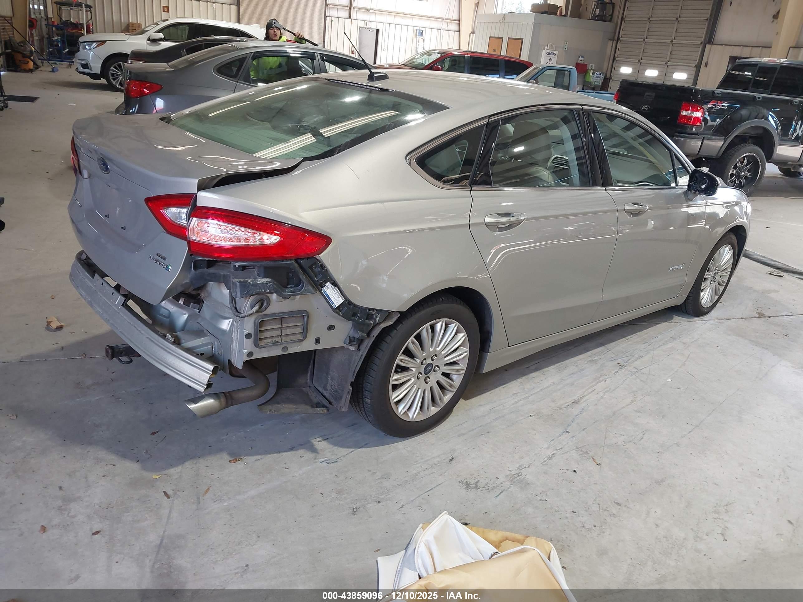 FORD FUSION image 4