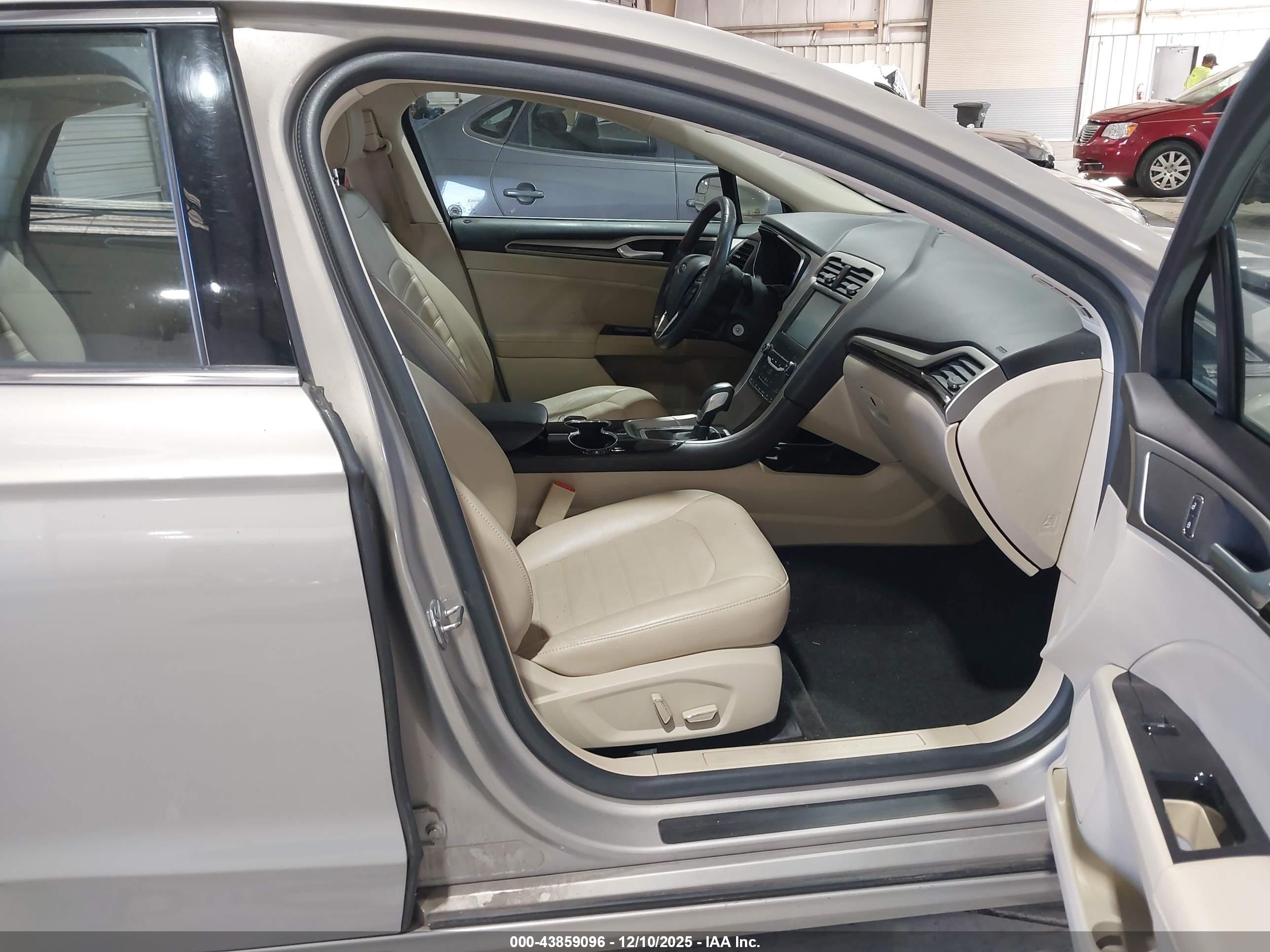 FORD FUSION image 5