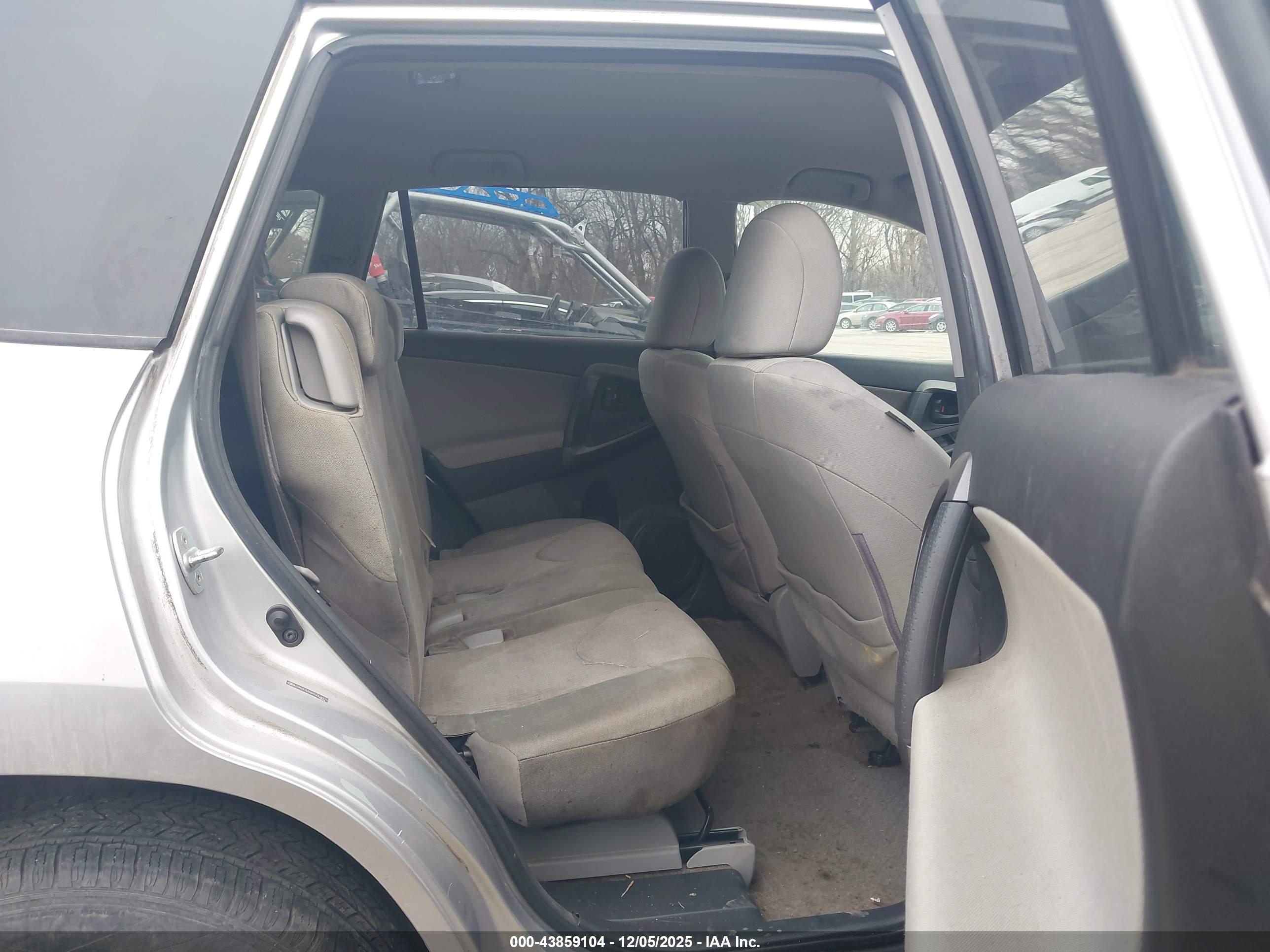 TOYOTA RAV4 image 5