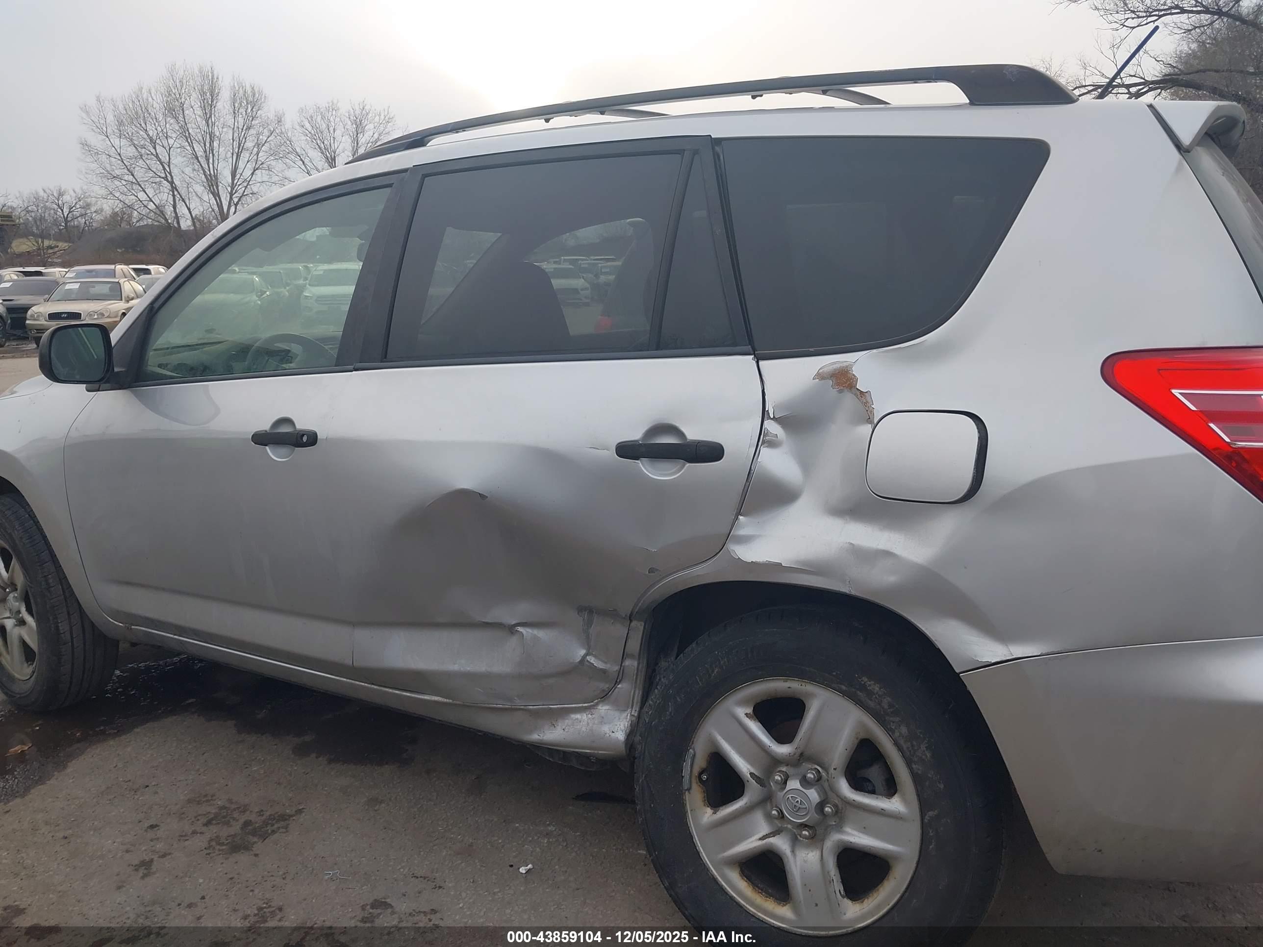 TOYOTA RAV4 image 6