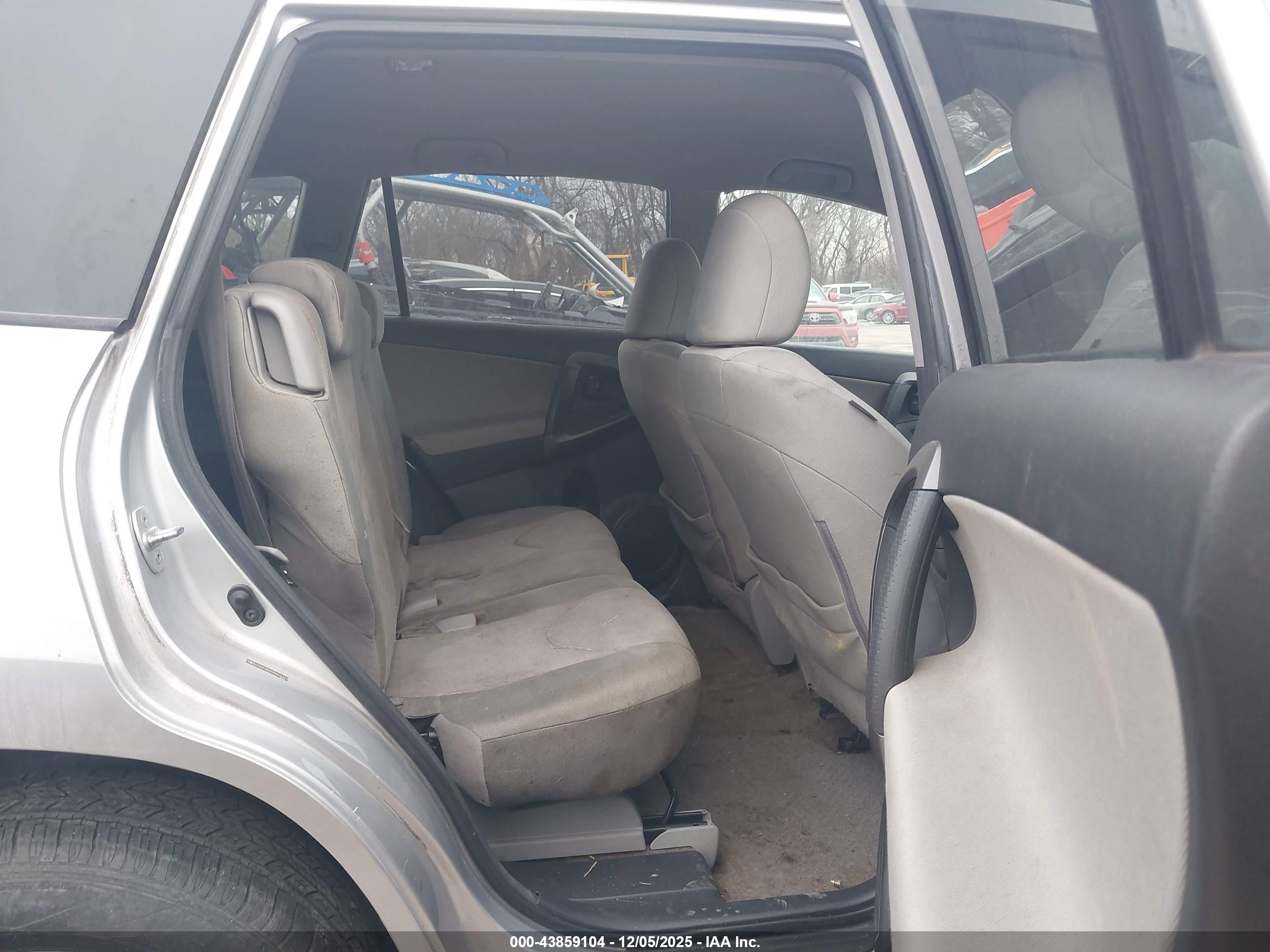 TOYOTA RAV4 image 8