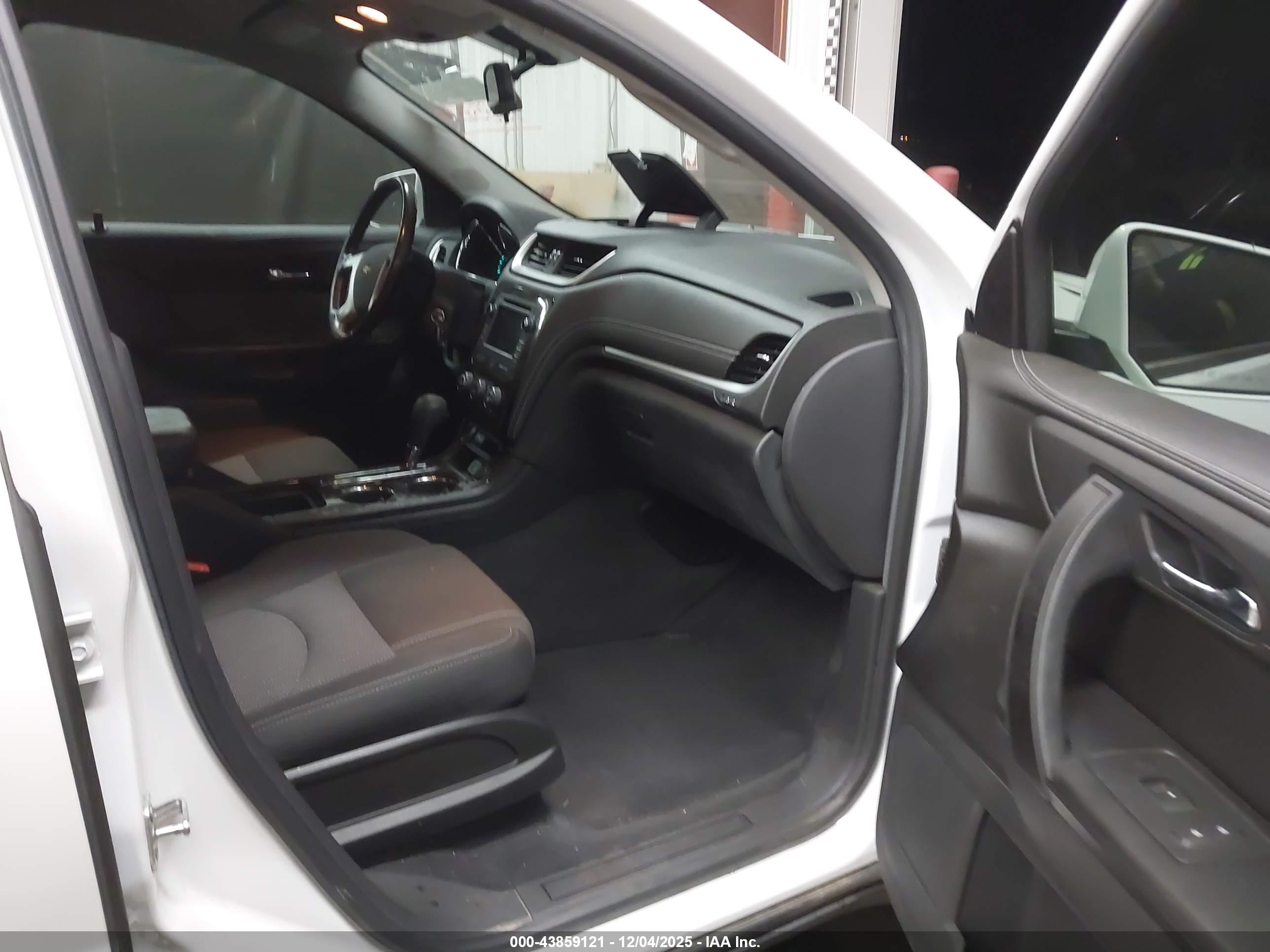 CHEVROLET TRAVERSE image 5
