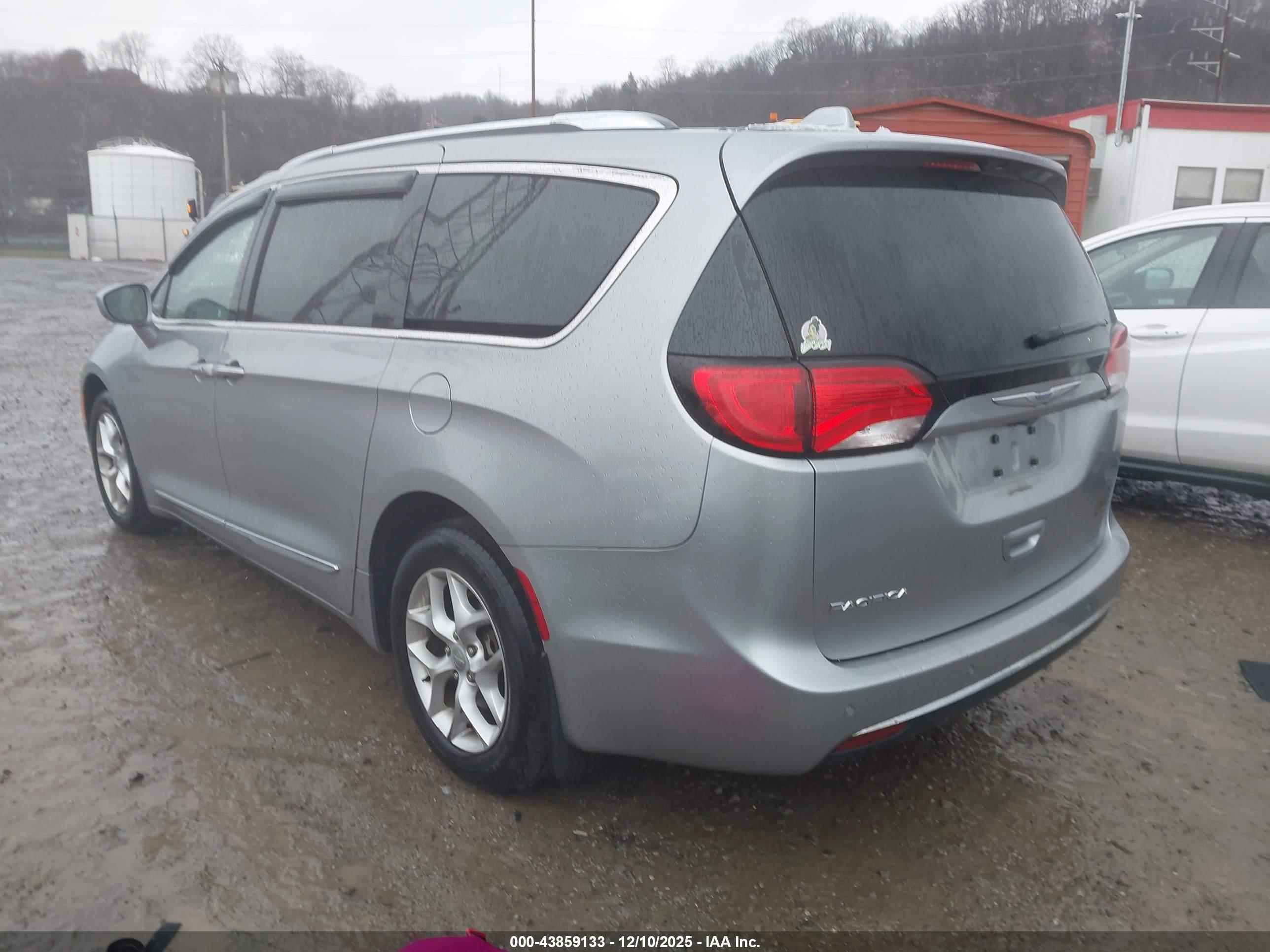 CHRYSLER PACIFICA image 3
