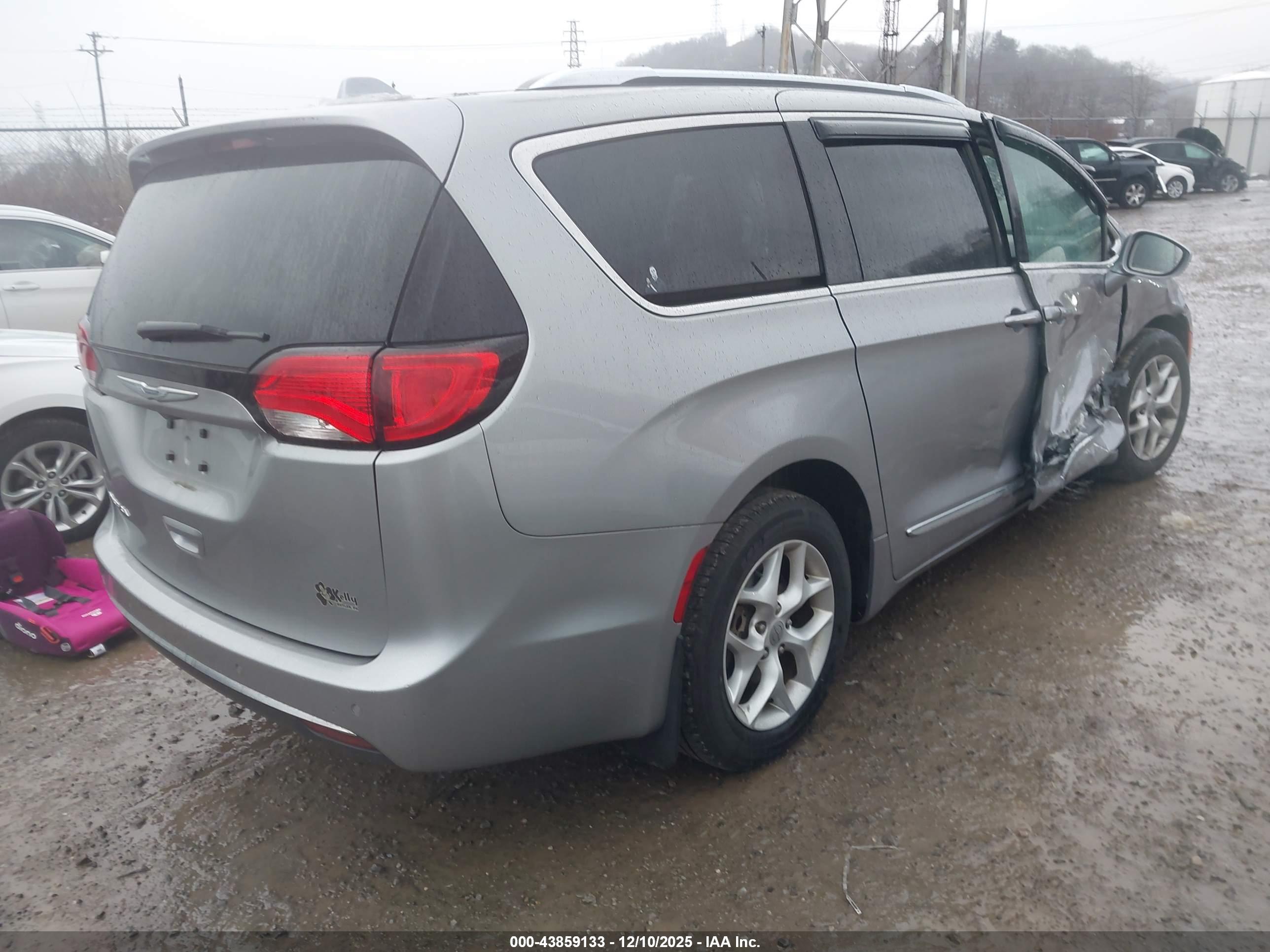 CHRYSLER PACIFICA image 4