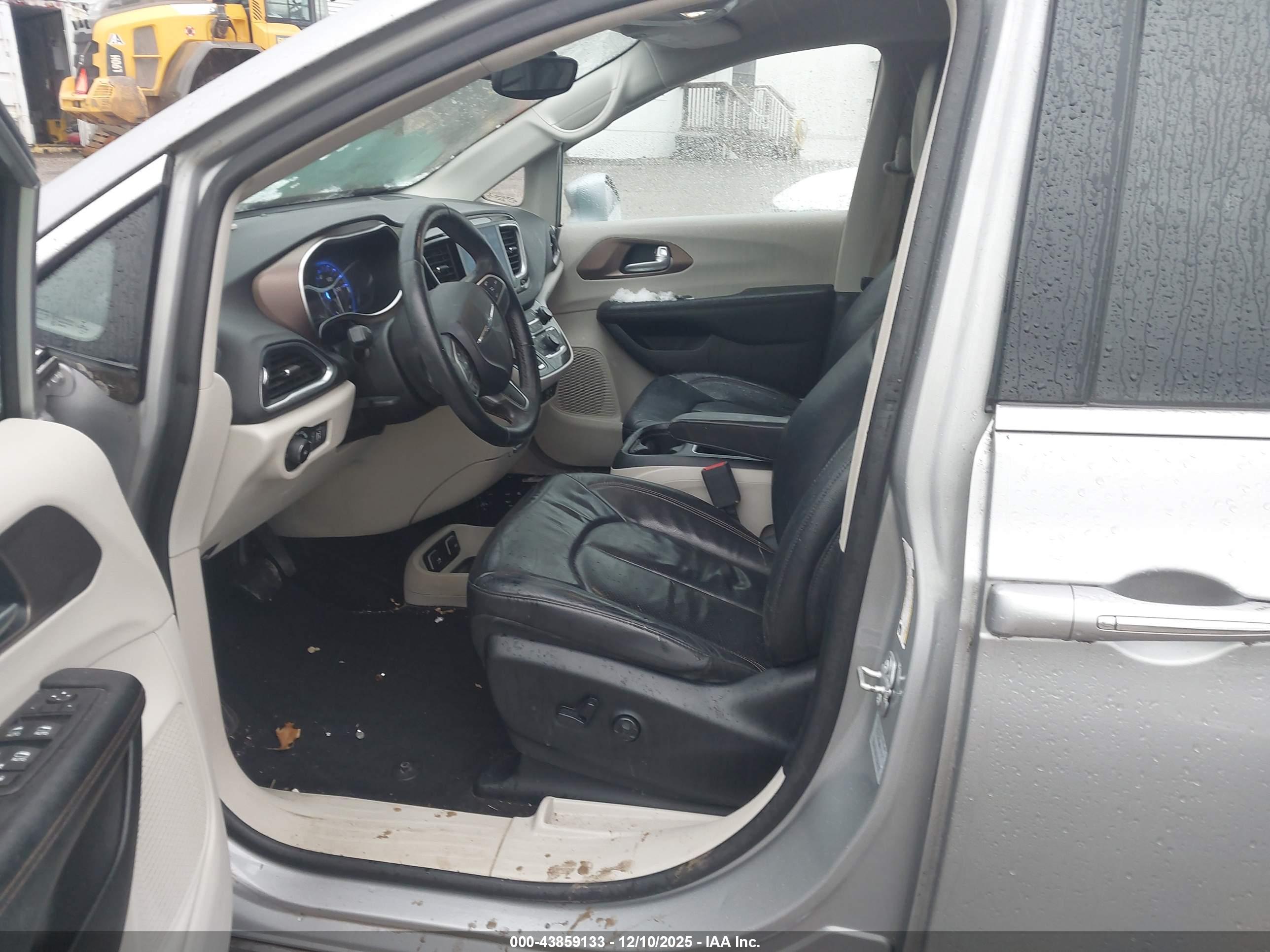 CHRYSLER PACIFICA image 5