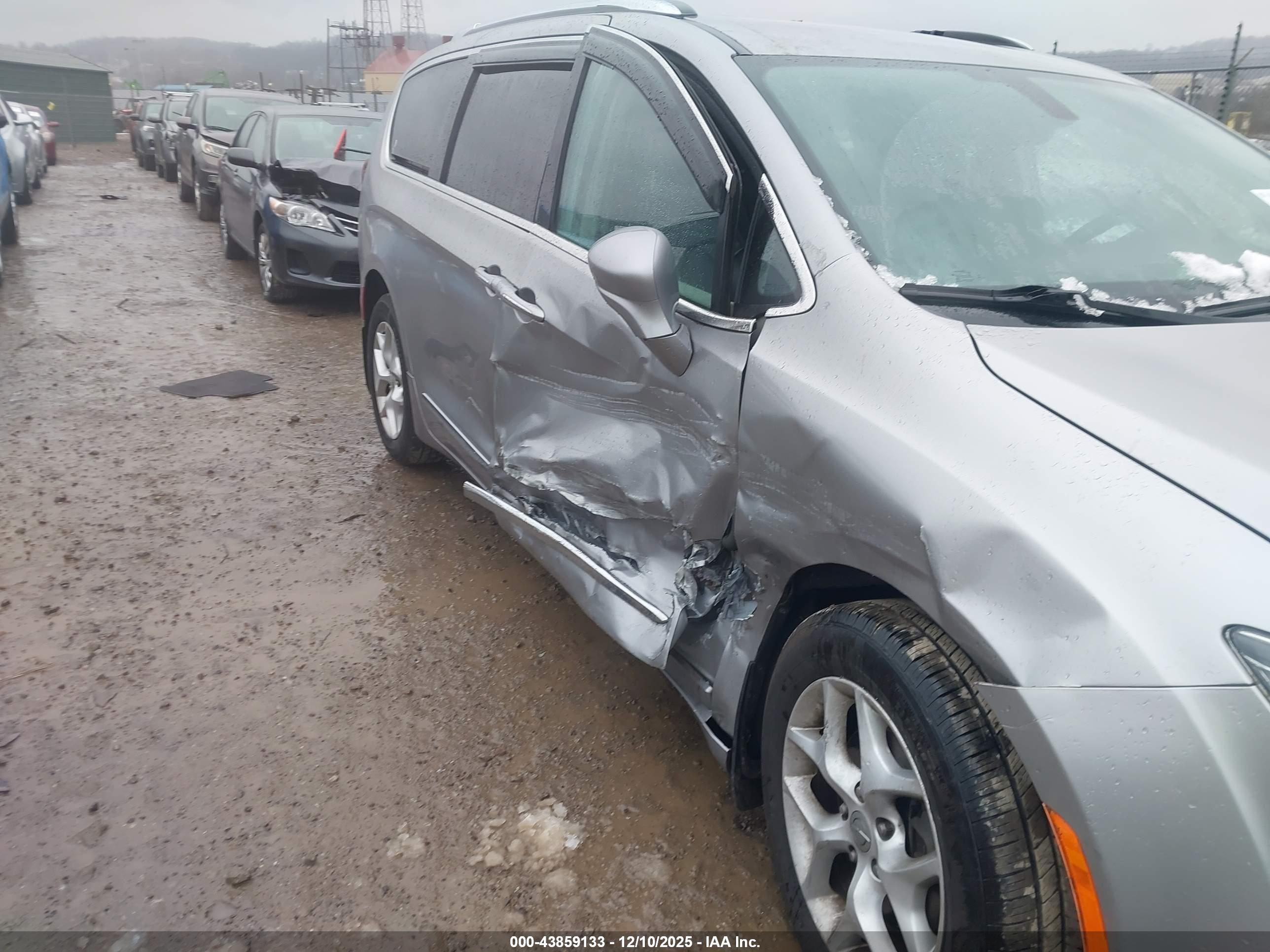 CHRYSLER PACIFICA image 6