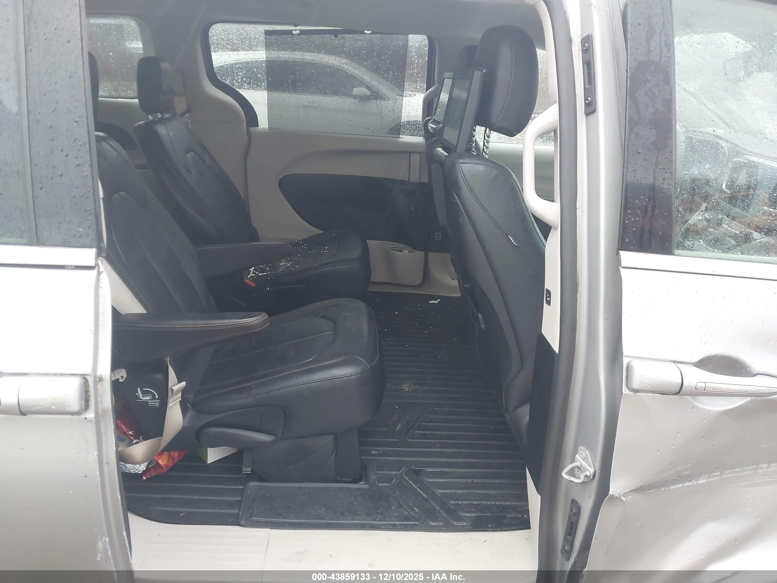 CHRYSLER PACIFICA image 8