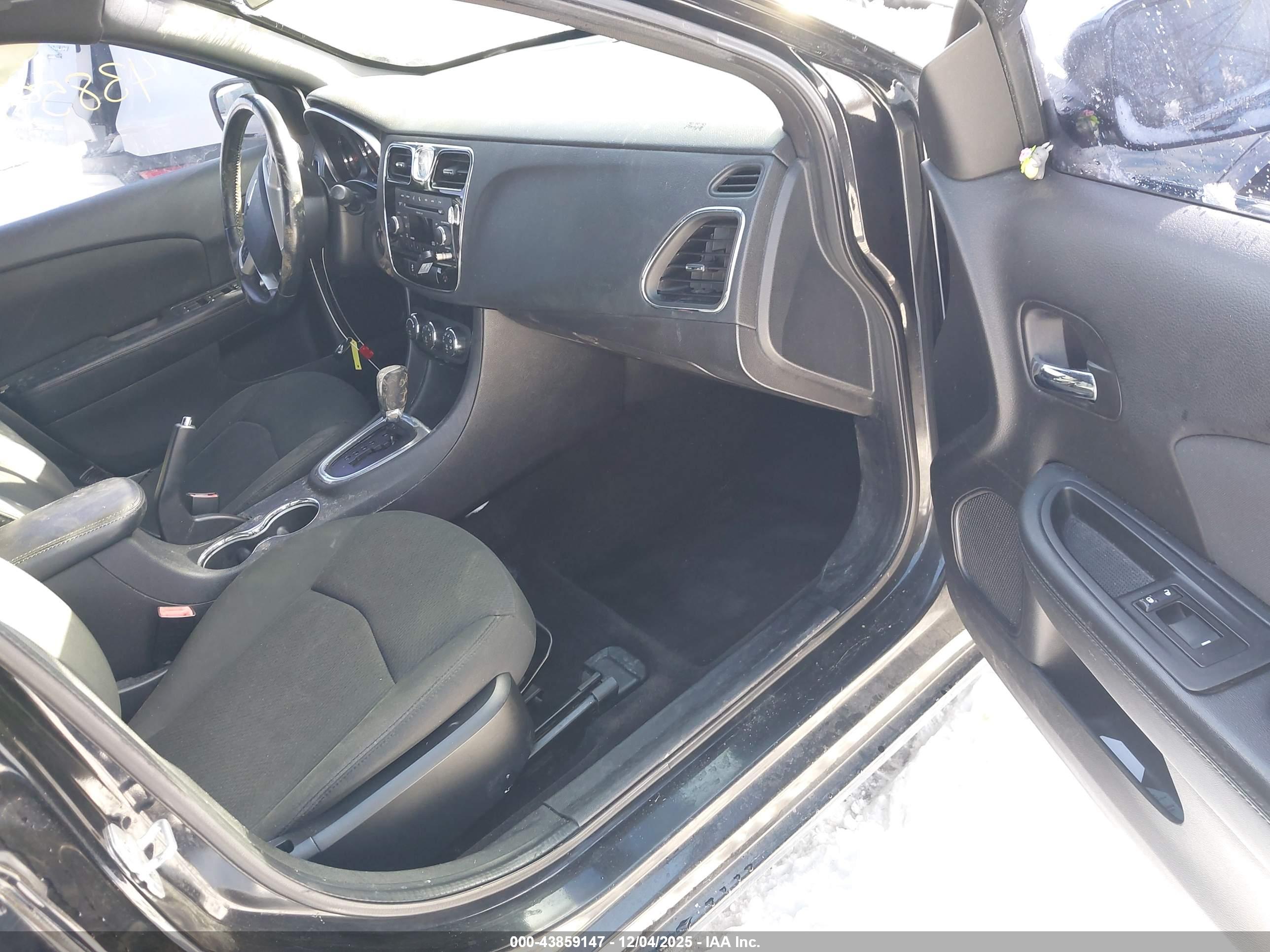CHRYSLER 200 image 5