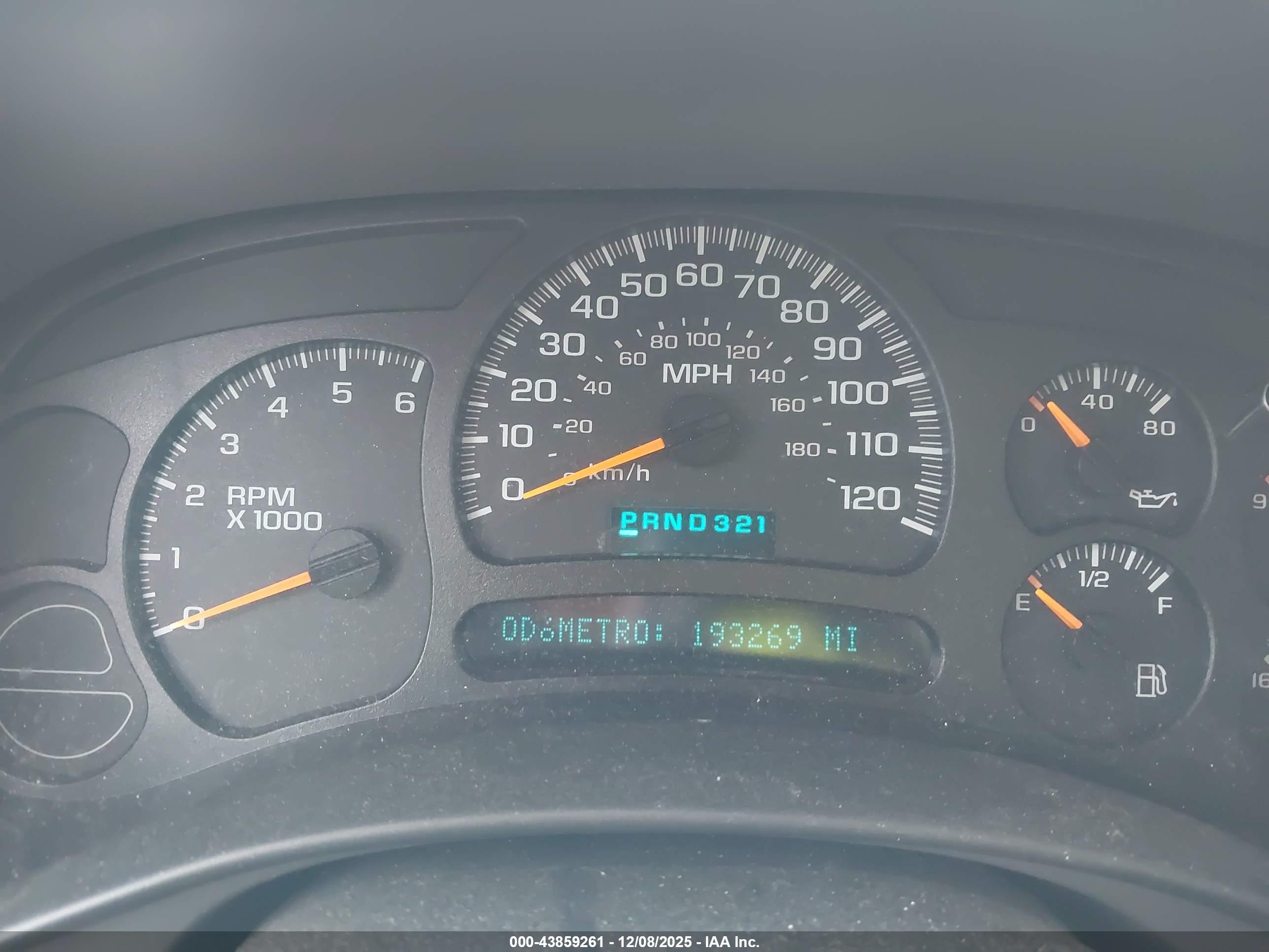 CHEVROLET SUBURBAN image 7
