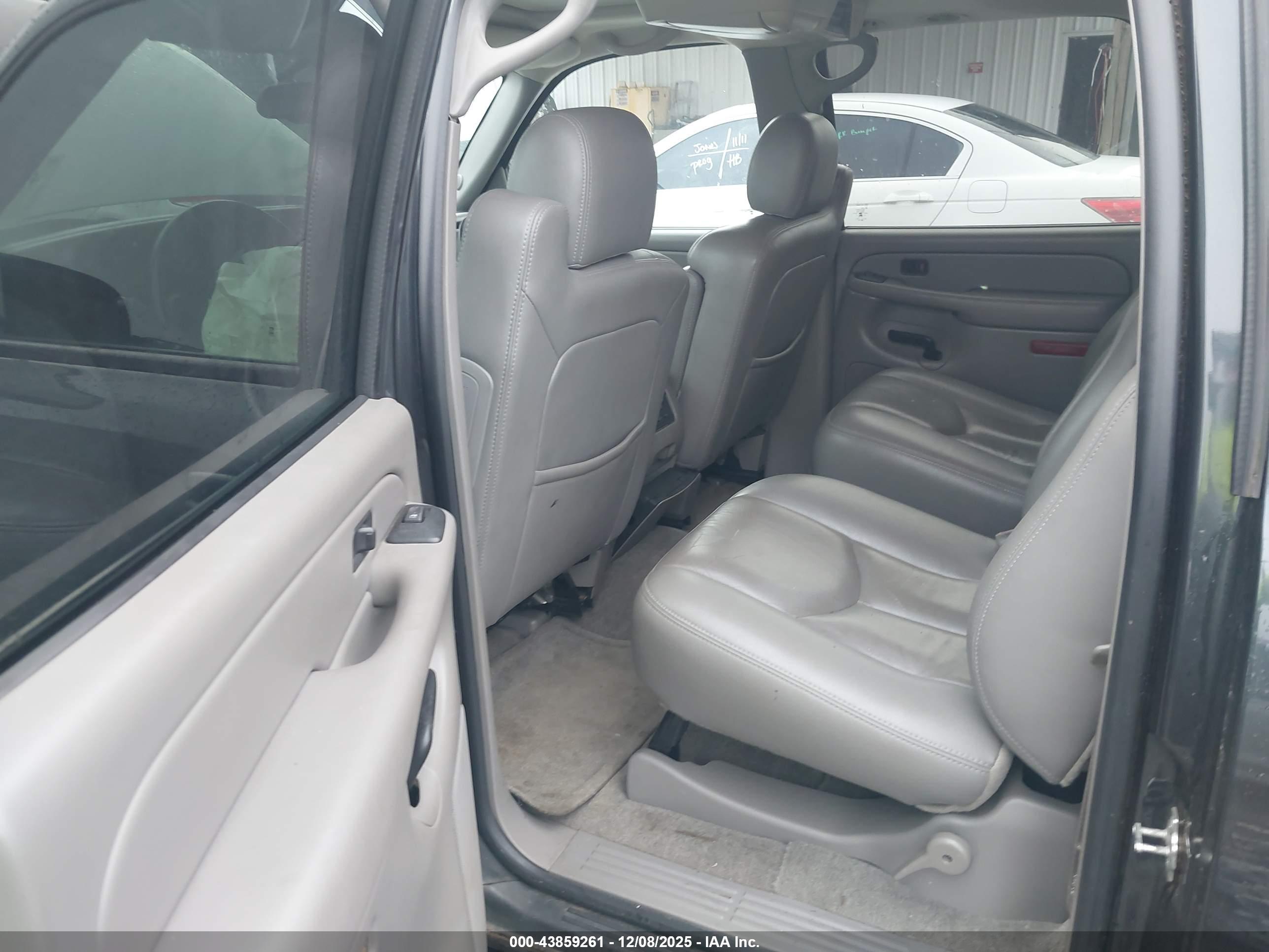 CHEVROLET SUBURBAN image 8