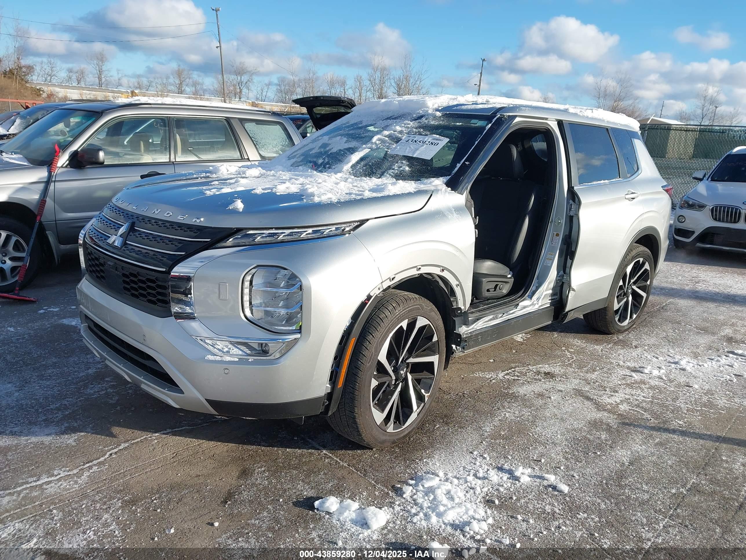 MITSUBISHI OUTLANDER image 2