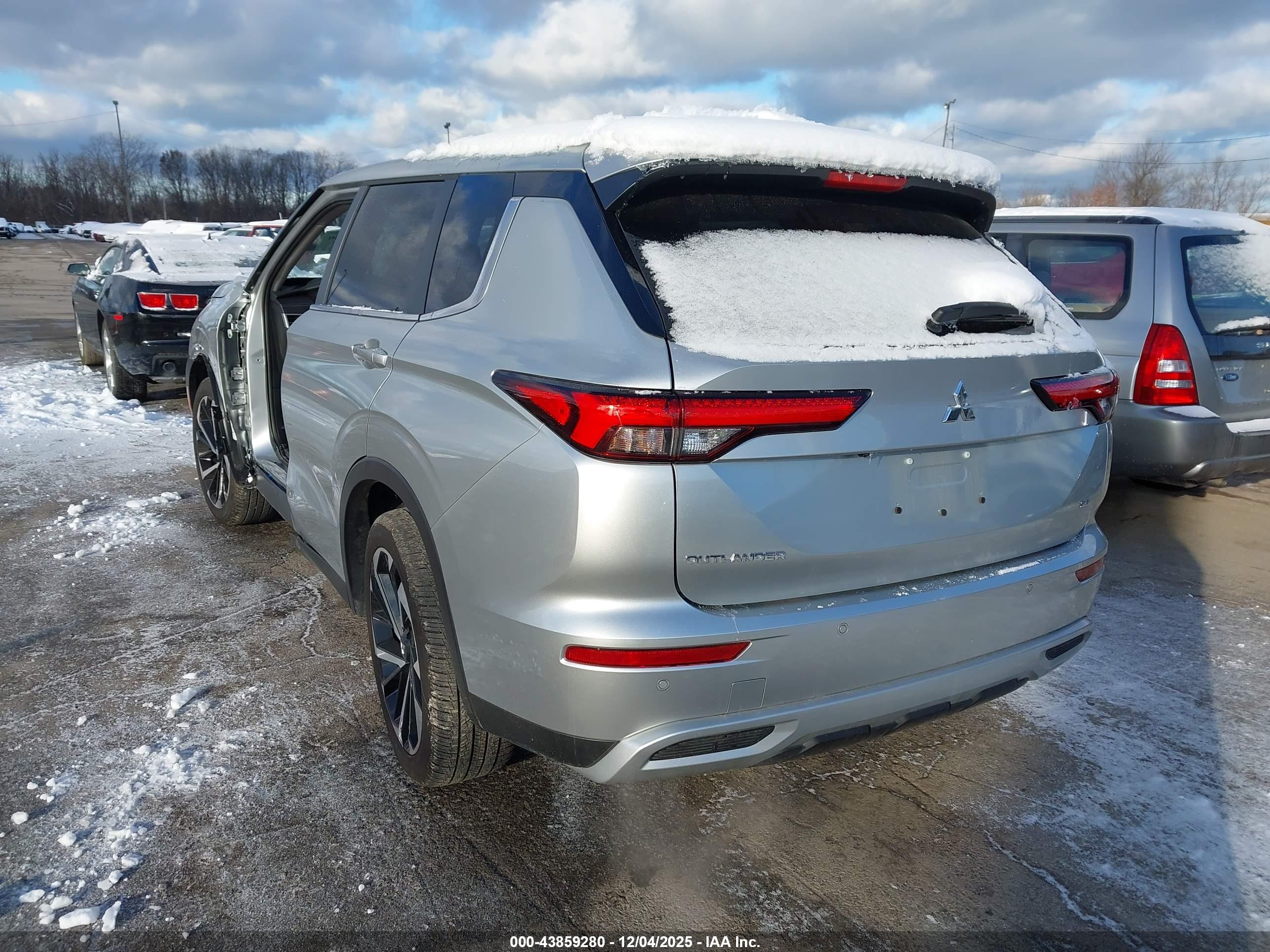 MITSUBISHI OUTLANDER image 3