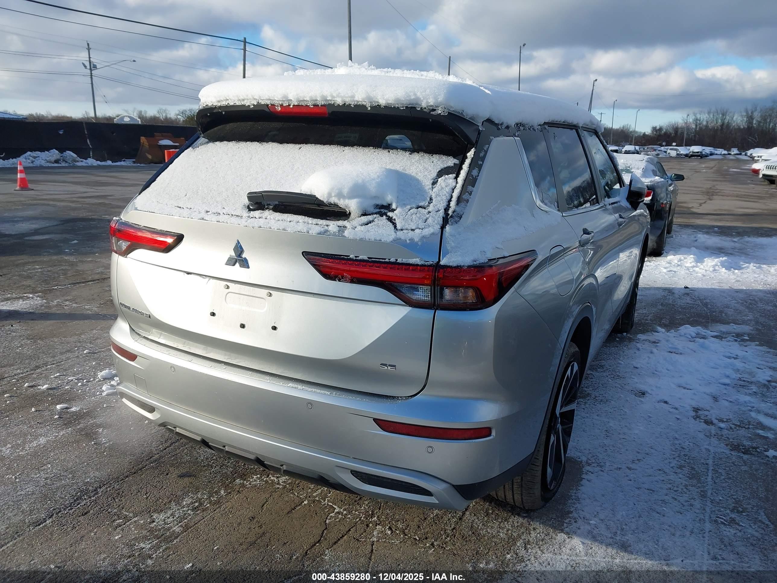 MITSUBISHI OUTLANDER image 4