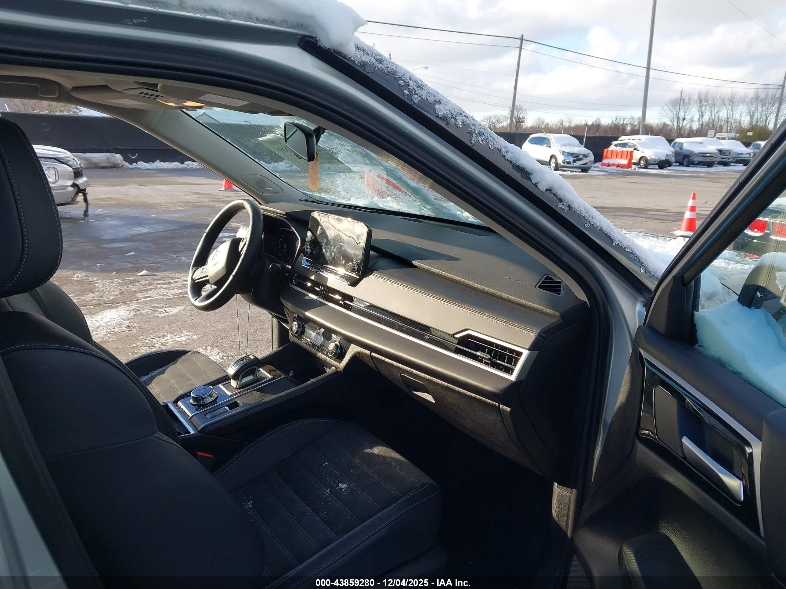 MITSUBISHI OUTLANDER image 5