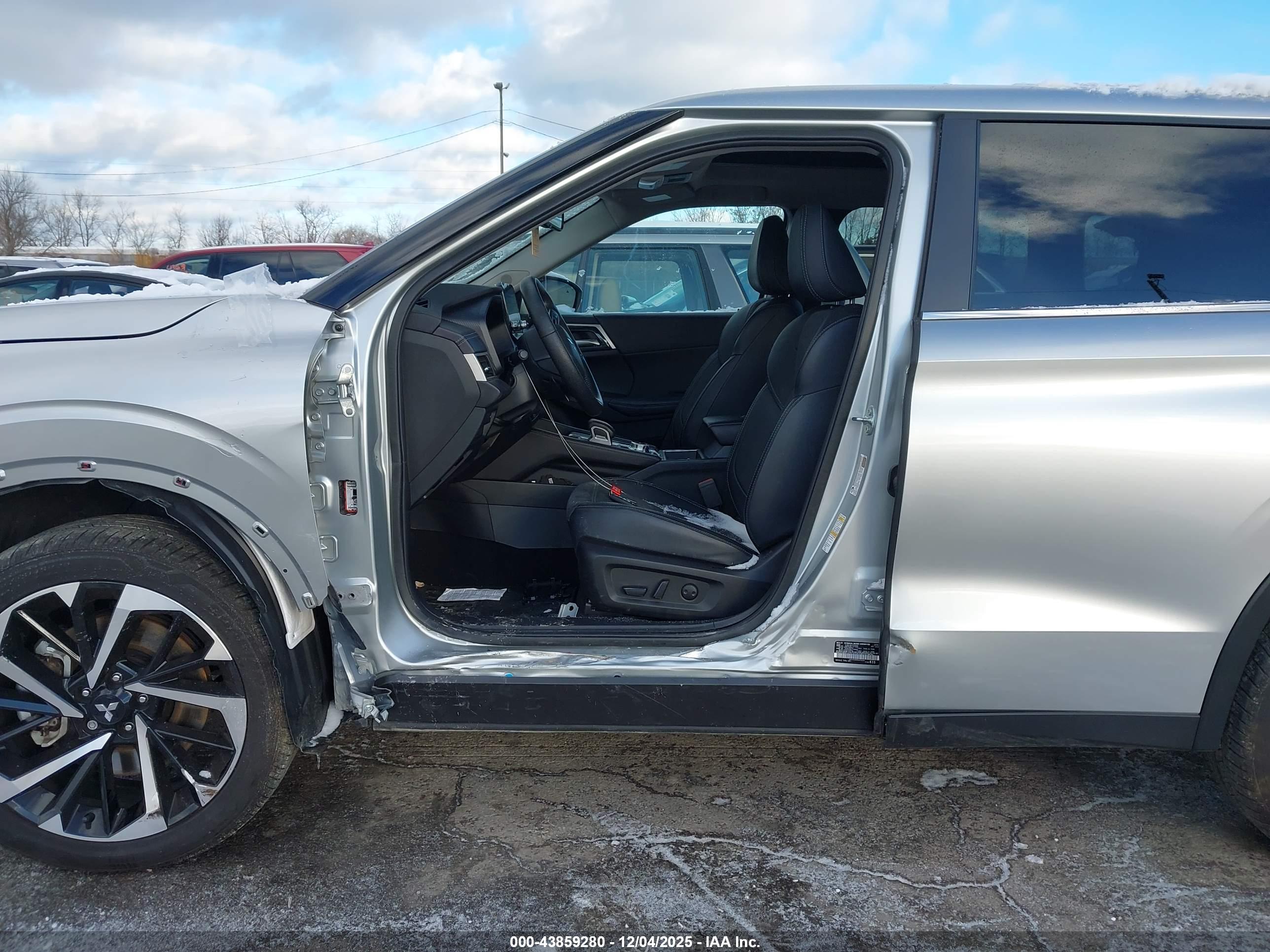MITSUBISHI OUTLANDER image 6