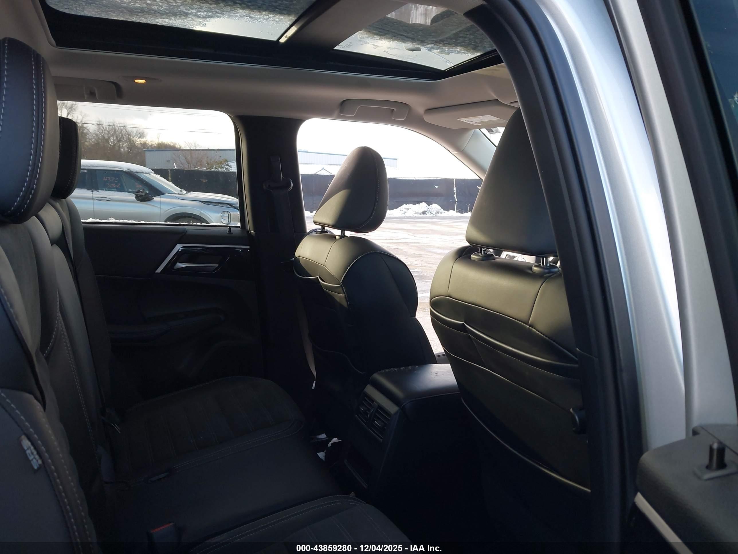 MITSUBISHI OUTLANDER image 8