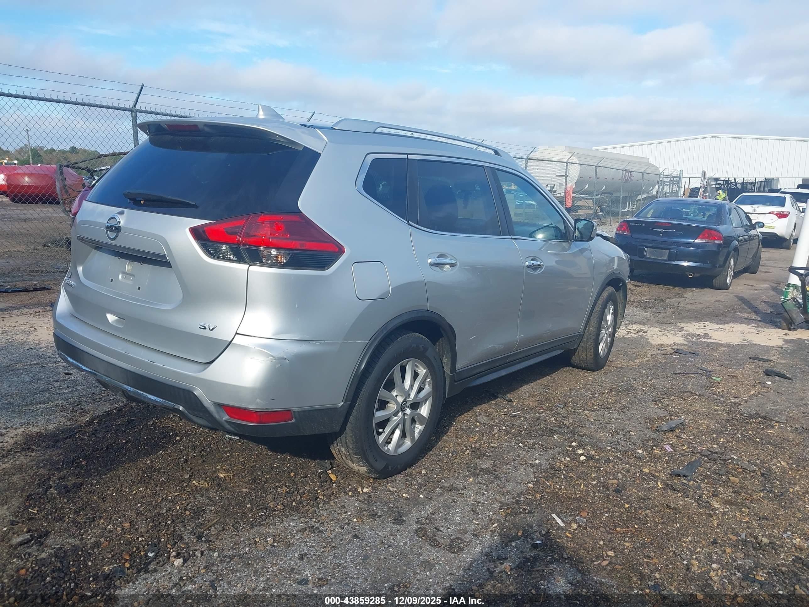 NISSAN ROGUE image 4