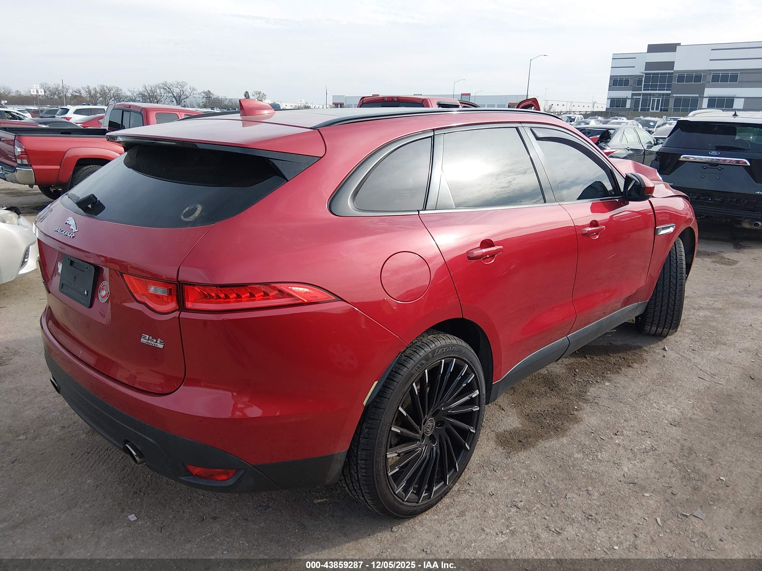 JAGUAR F-PACE image 4