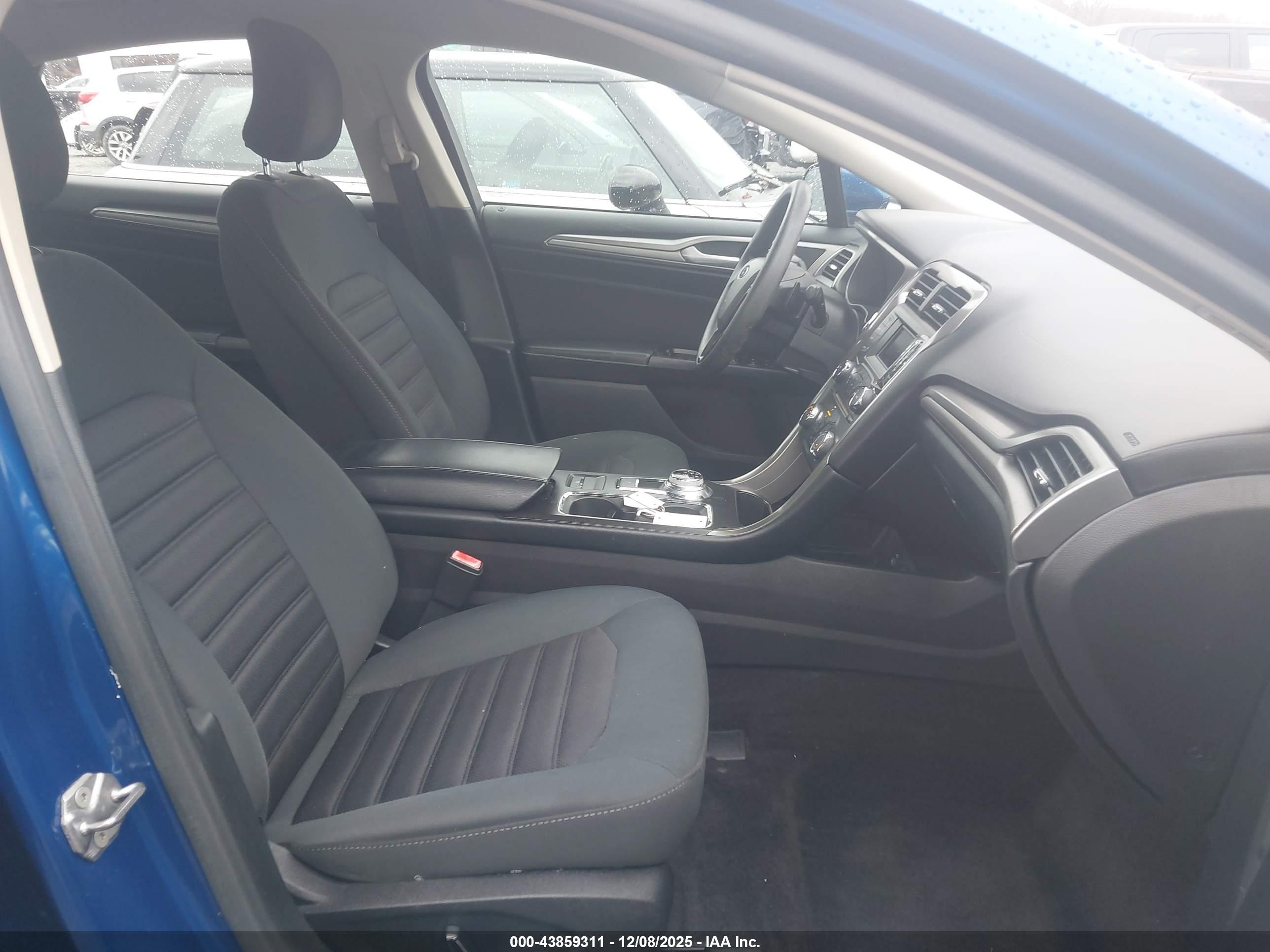 FORD FUSION image 5
