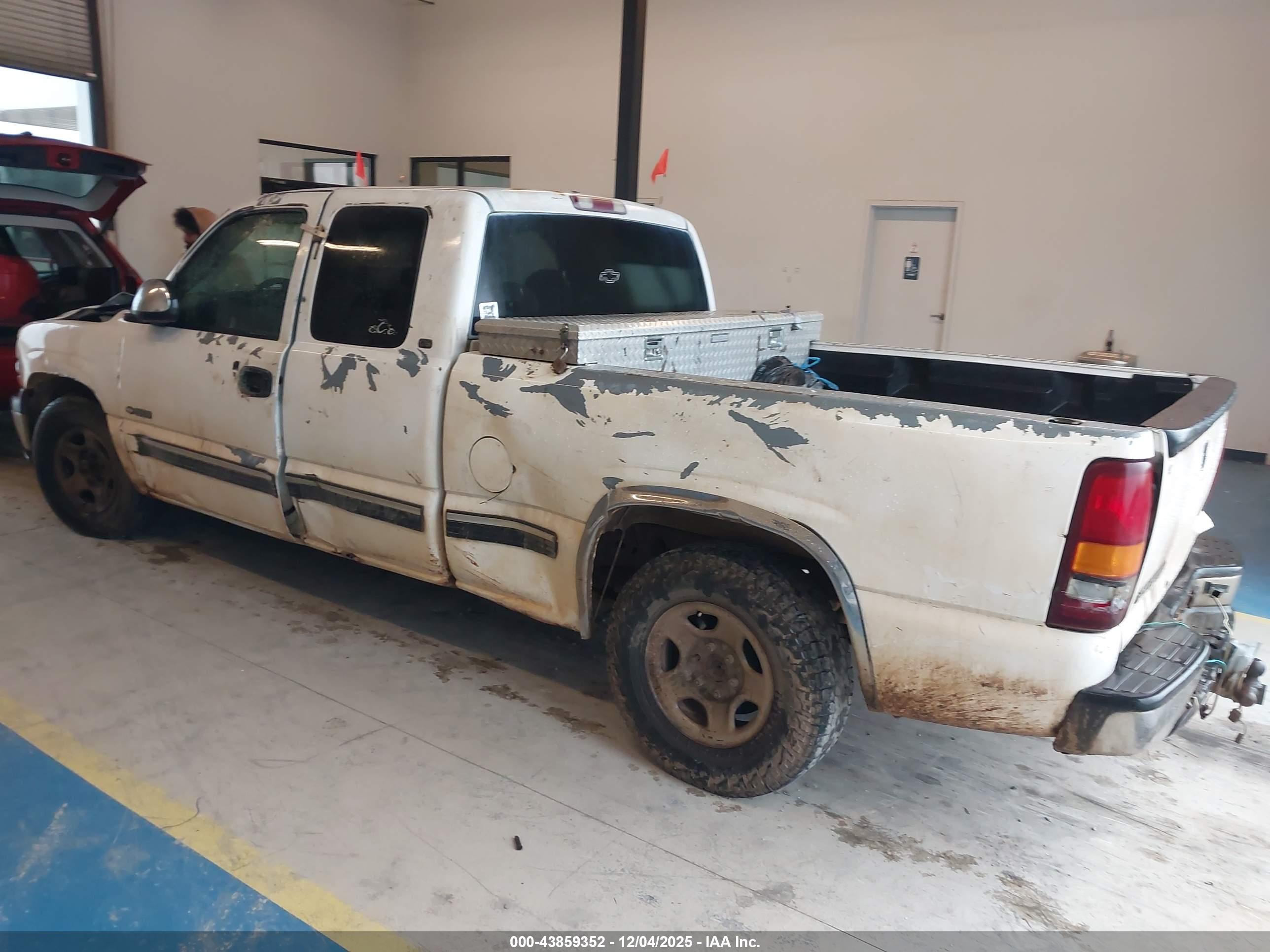 CHEVROLET SILVERADO image 3