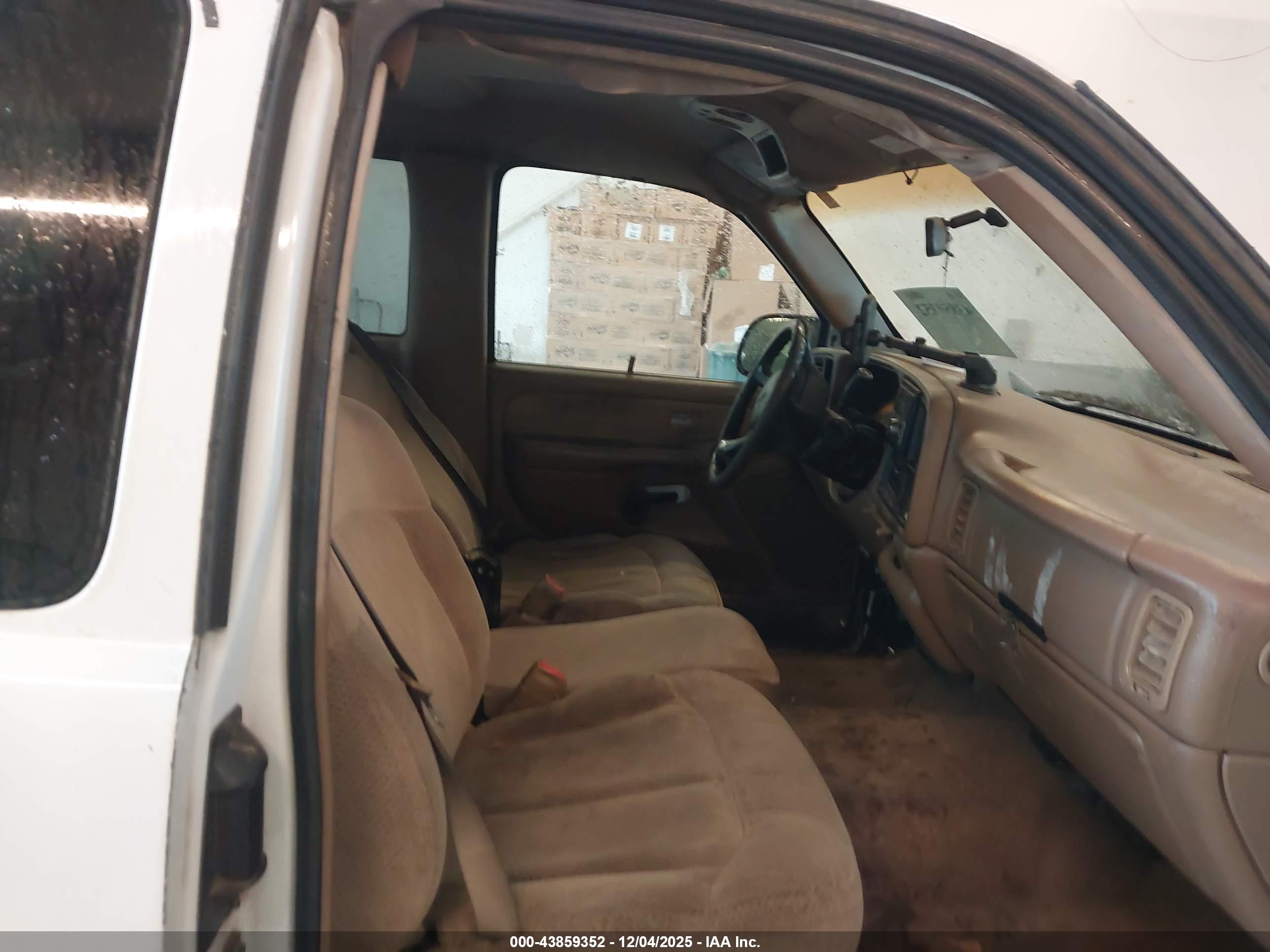 CHEVROLET SILVERADO image 5