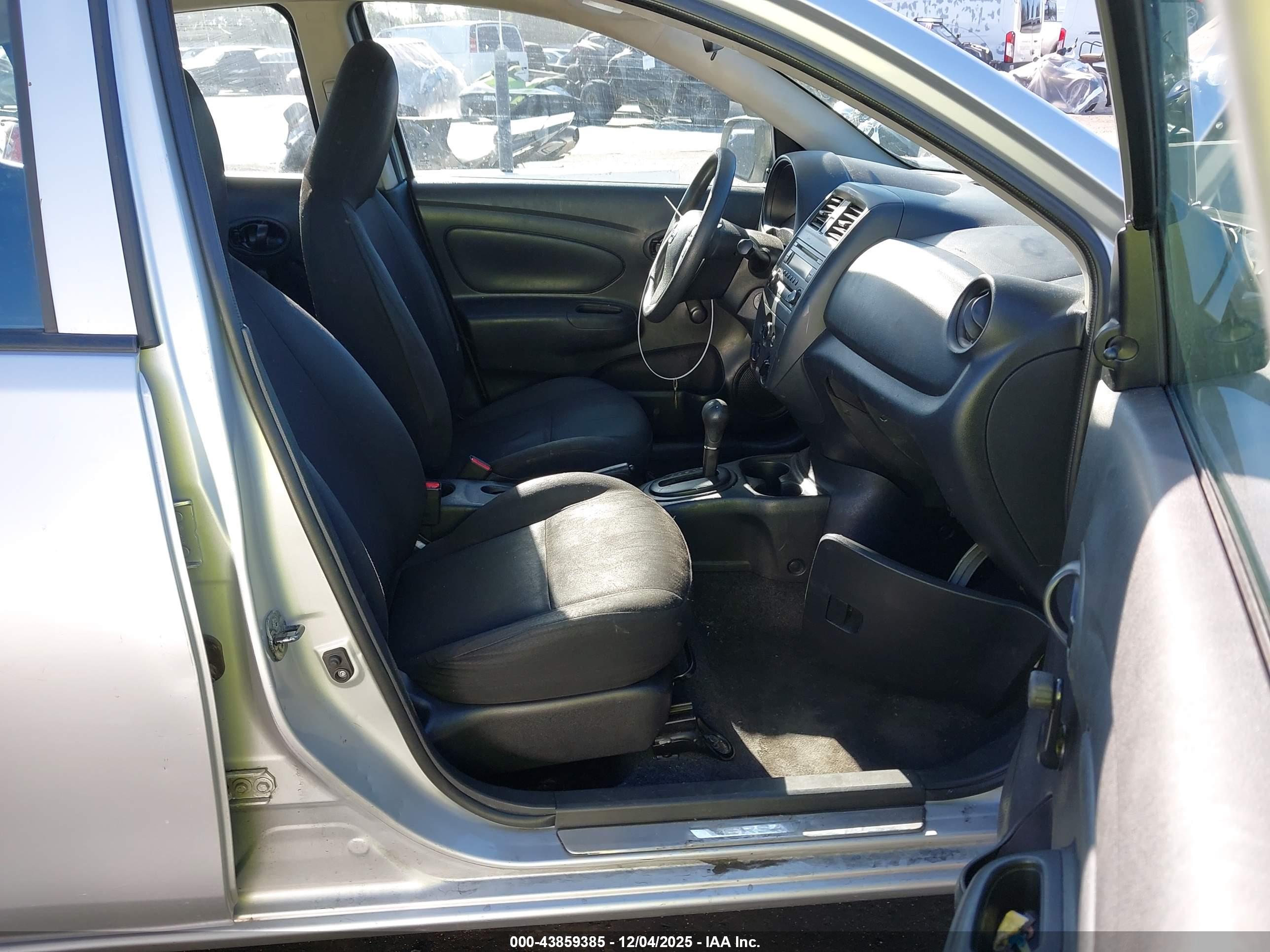 NISSAN VERSA image 5