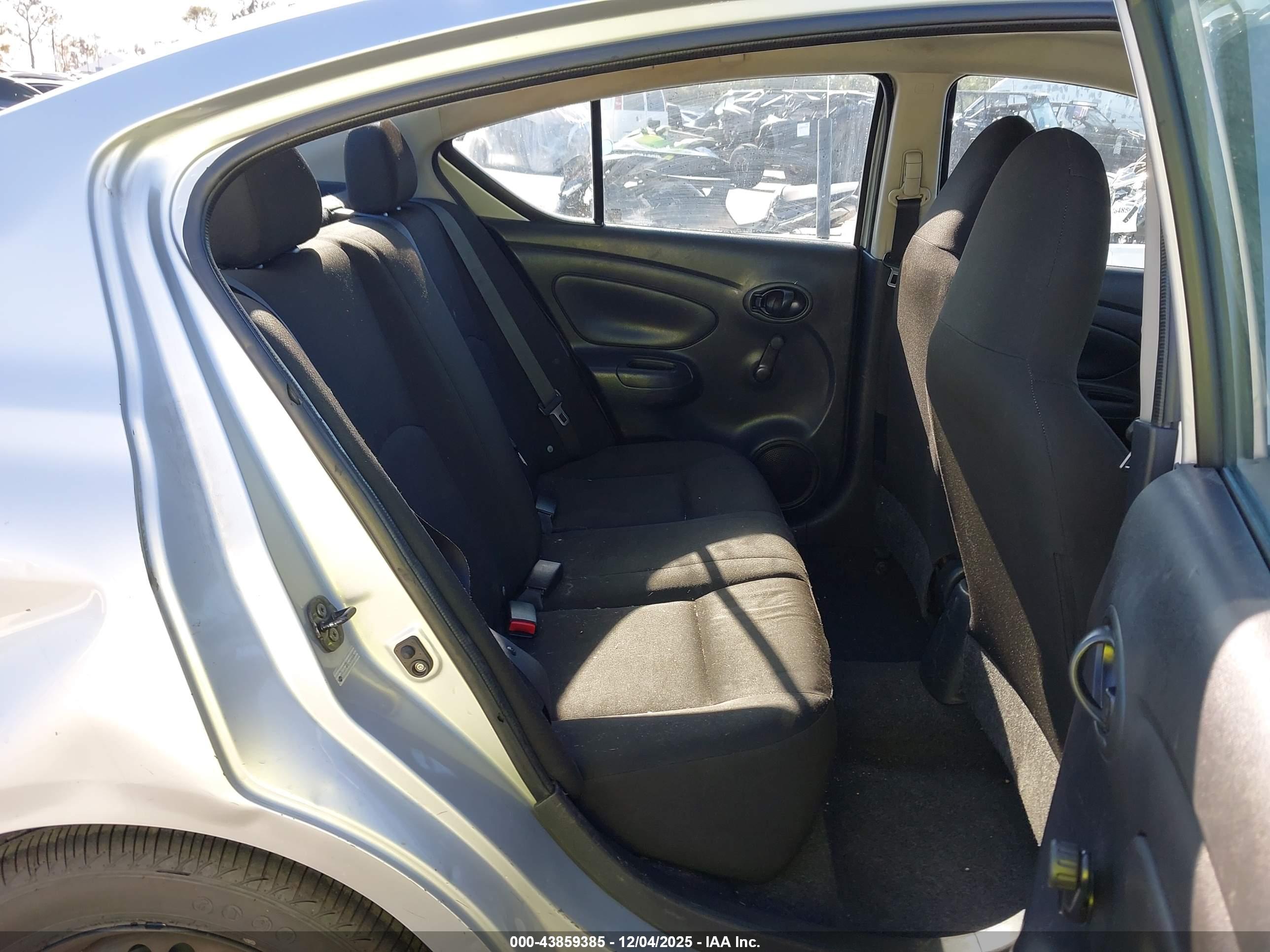 NISSAN VERSA image 8