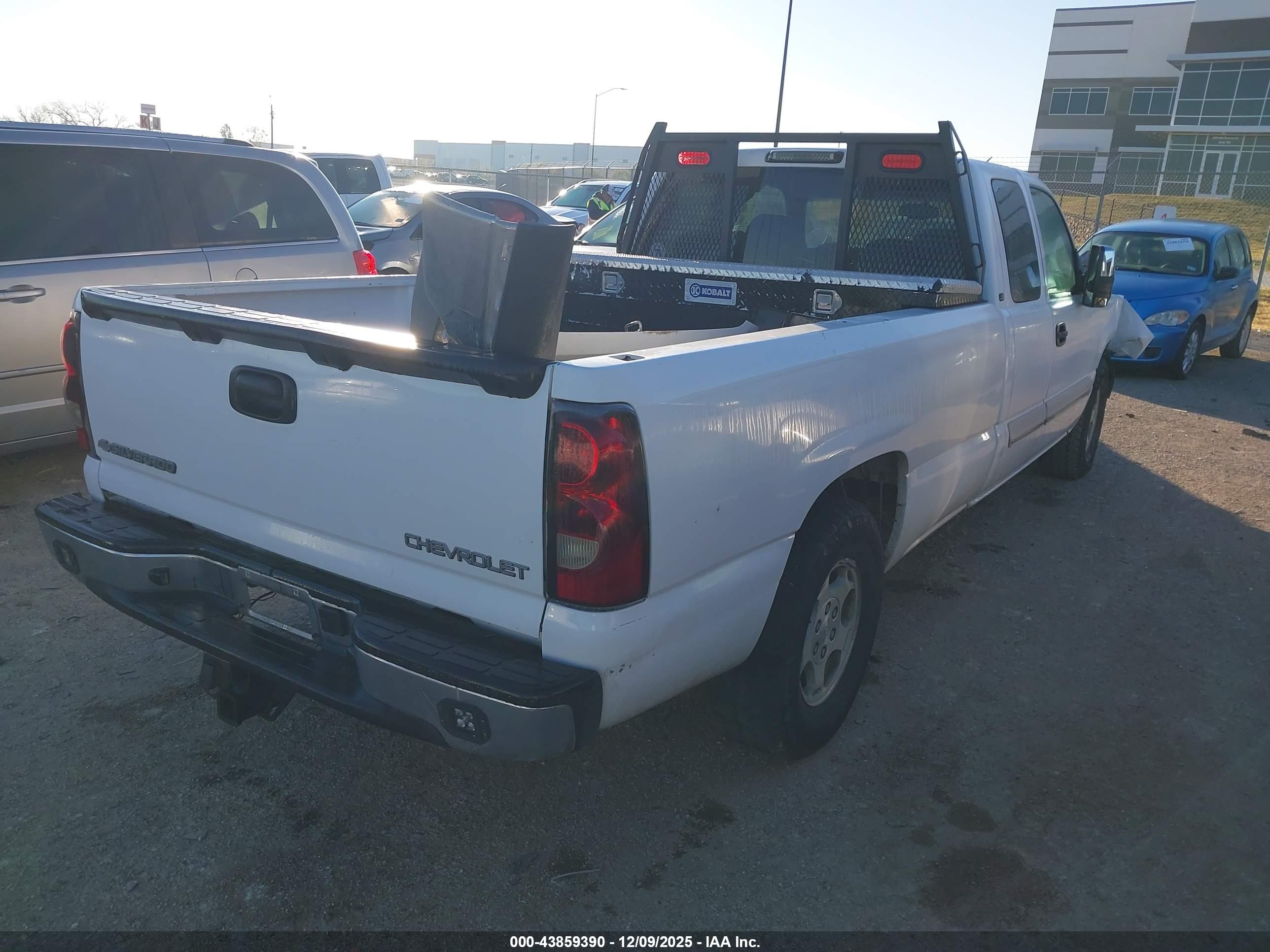 CHEVROLET SILVERADO image 4