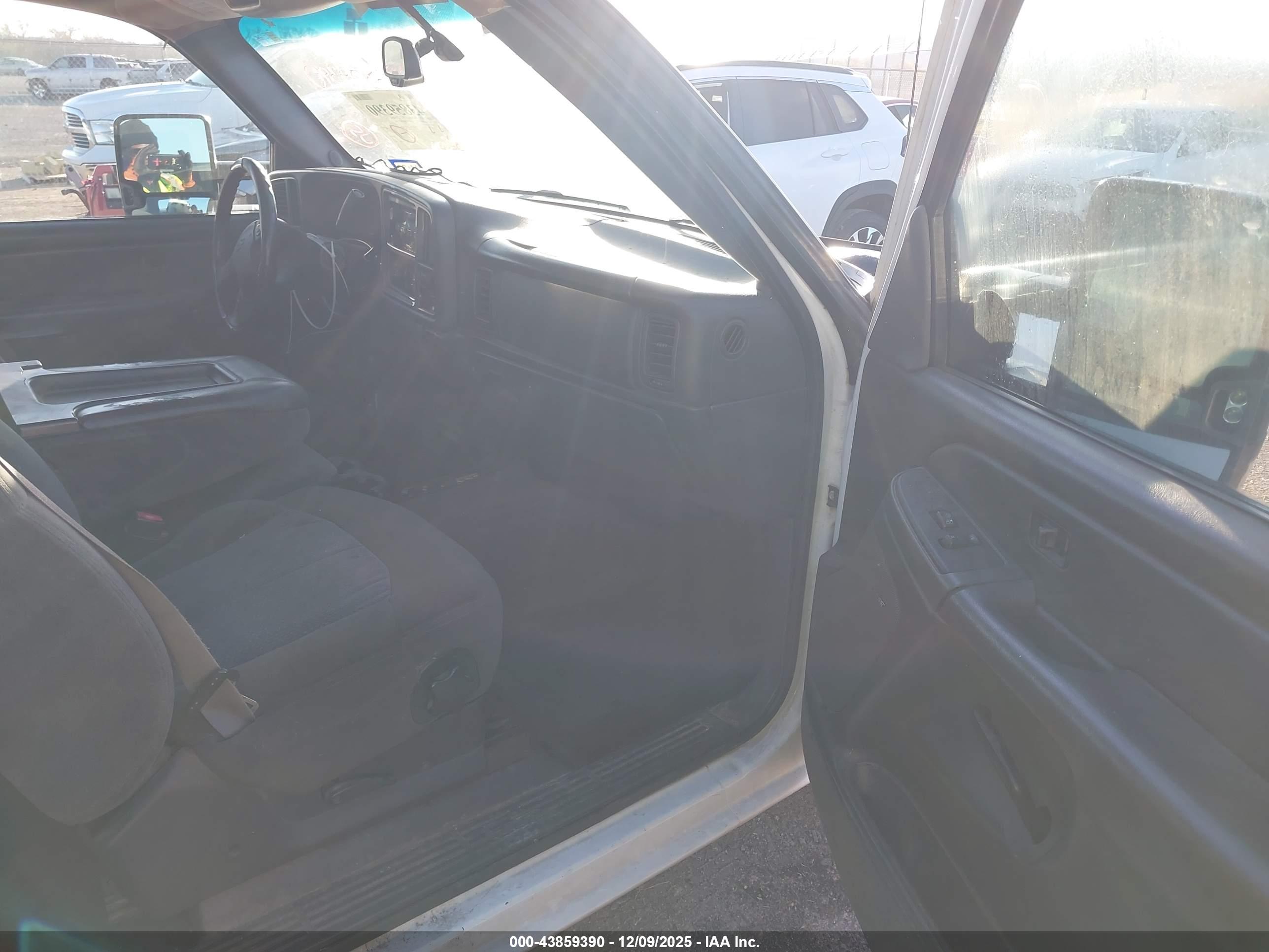 CHEVROLET SILVERADO image 5
