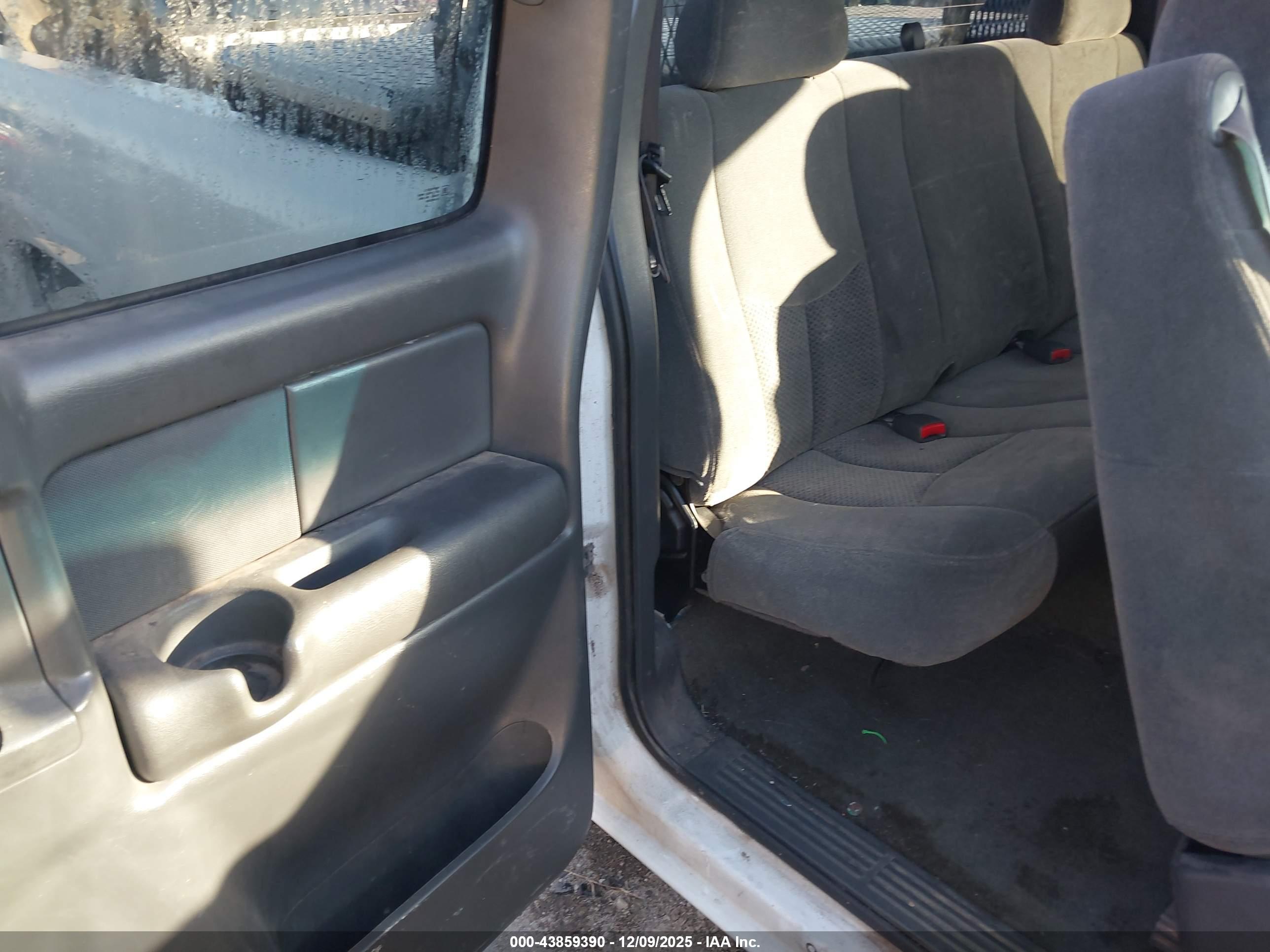 CHEVROLET SILVERADO image 8
