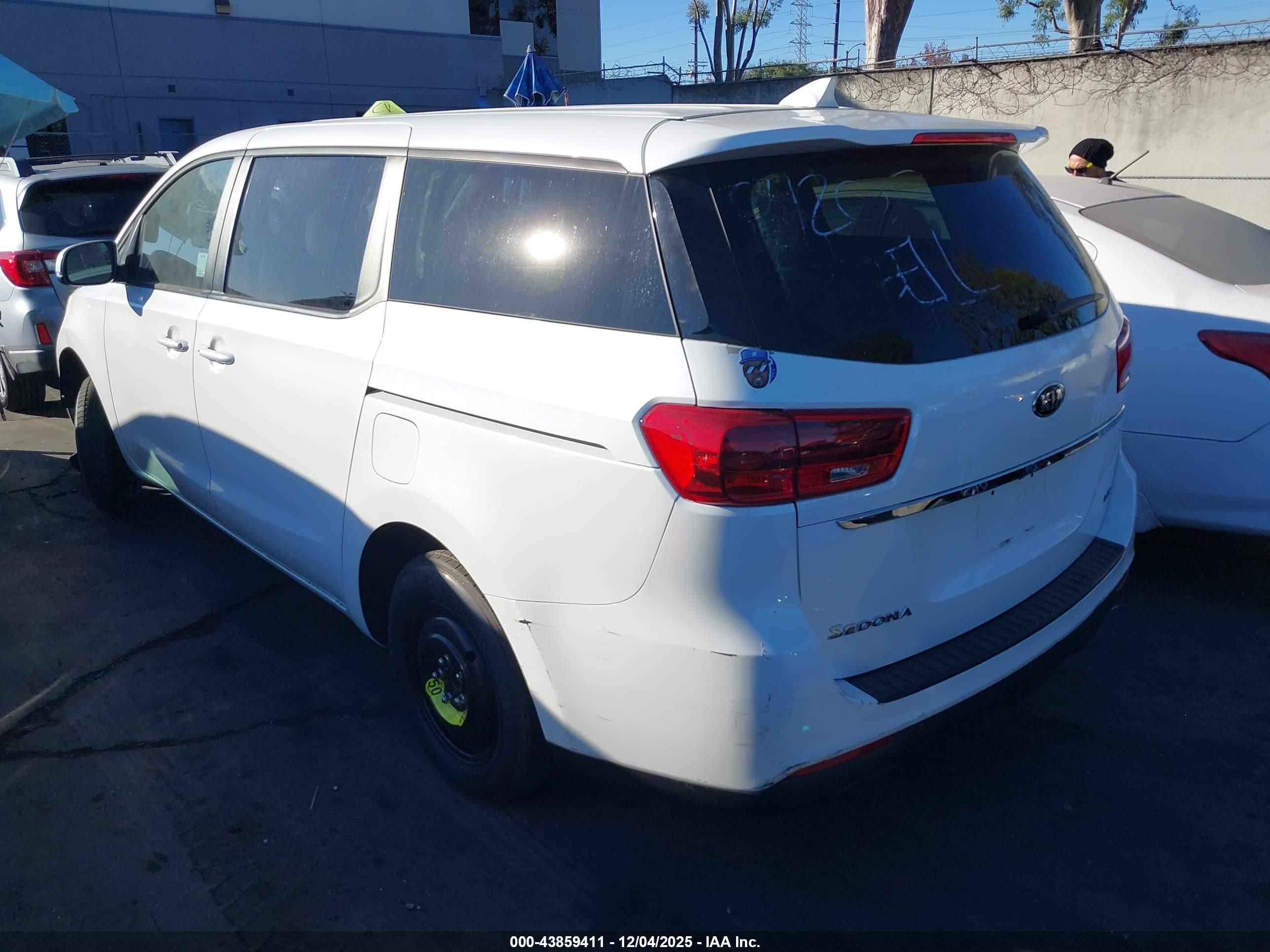 KIA SEDONA image 3
