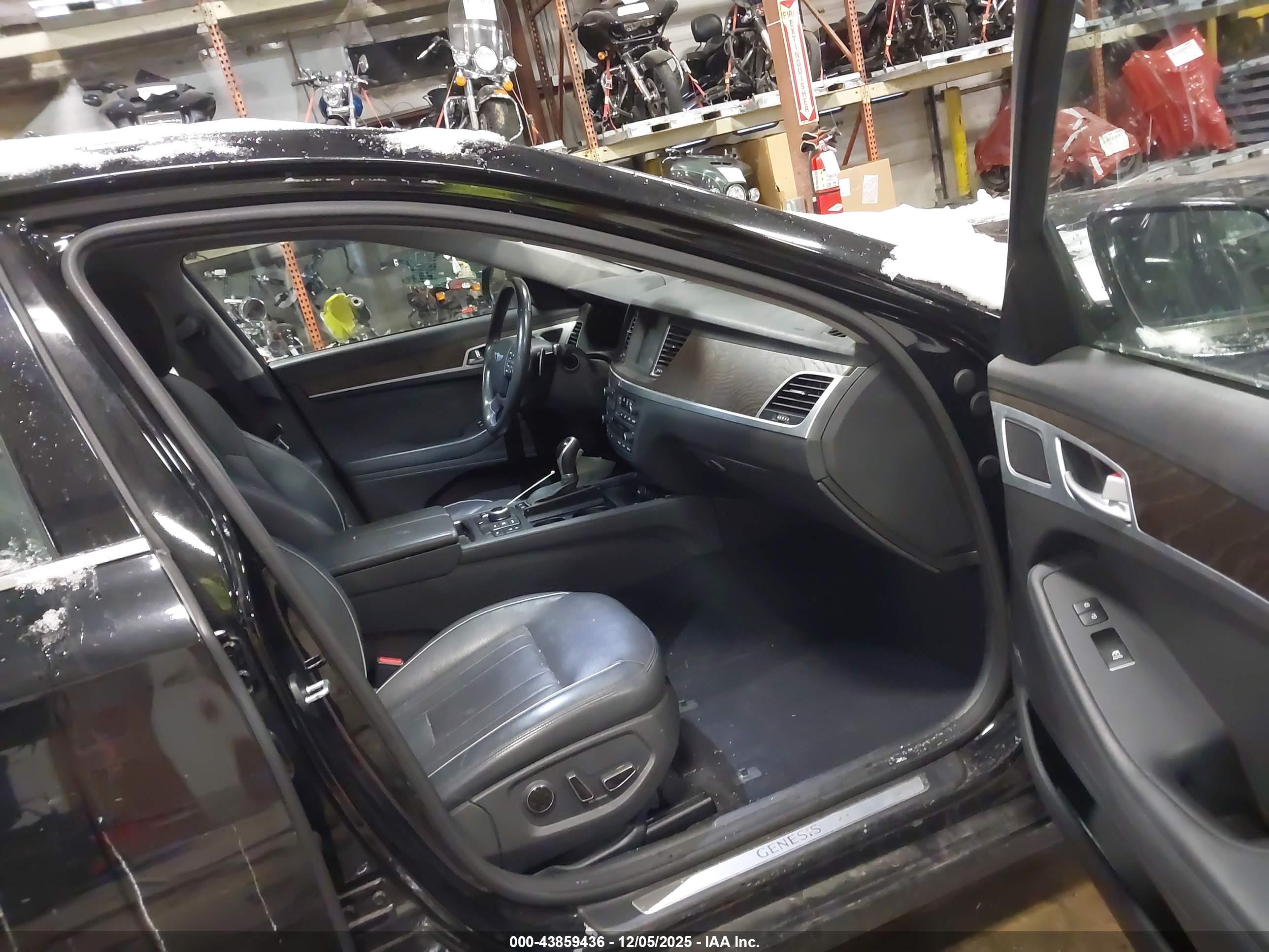 HYUNDAI GENESIS image 5
