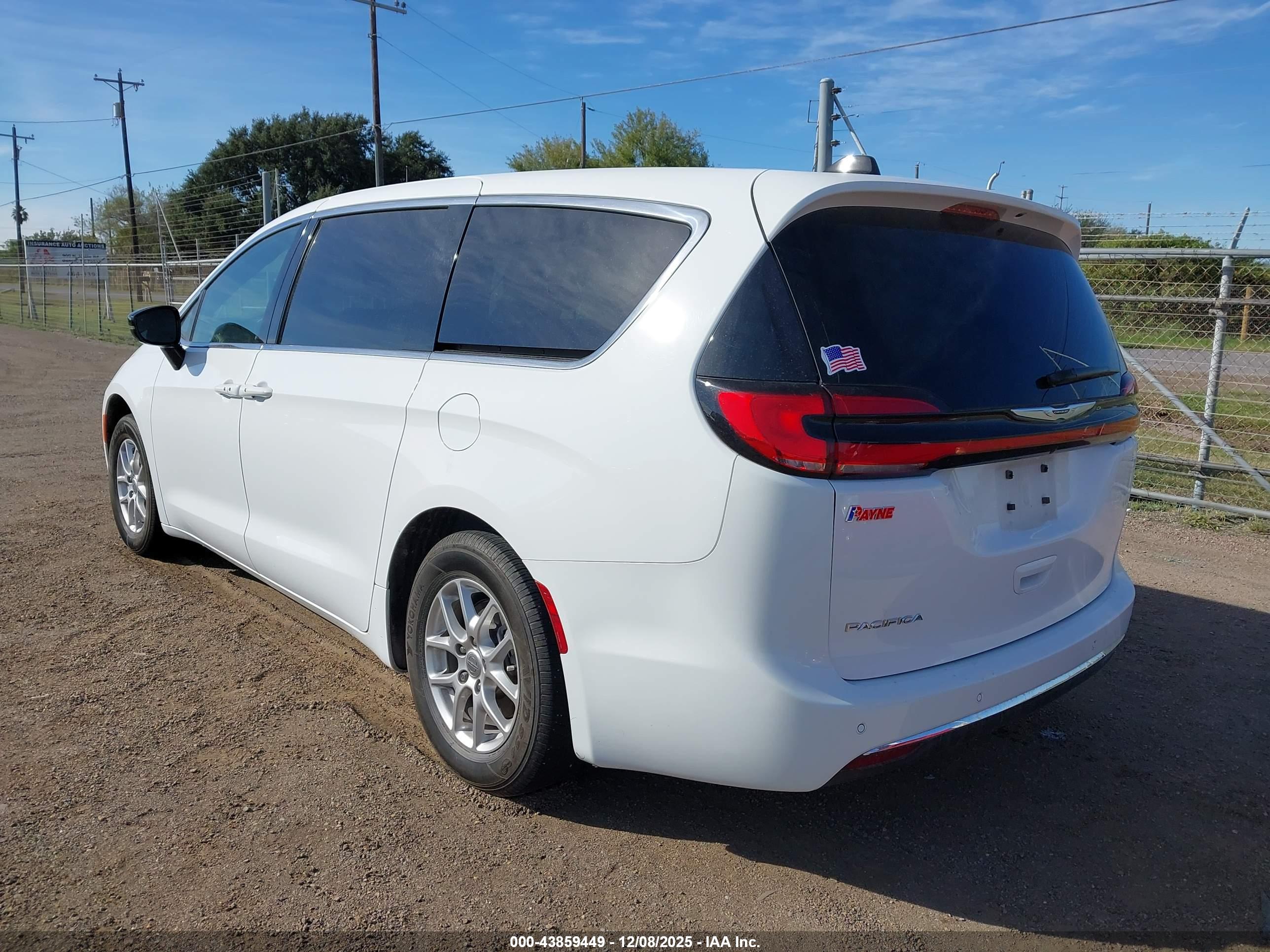 CHRYSLER PACIFICA image 3