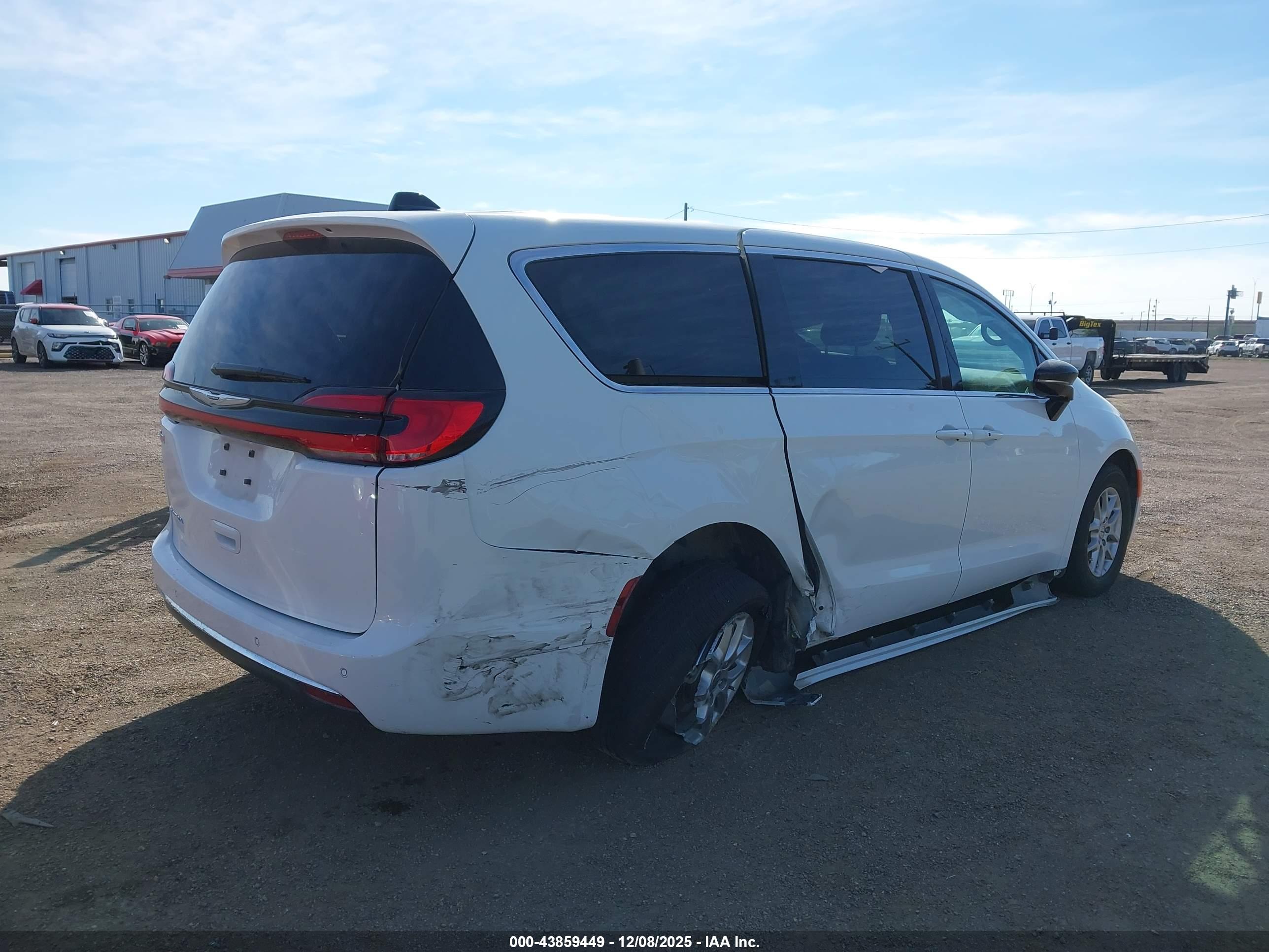 CHRYSLER PACIFICA image 4