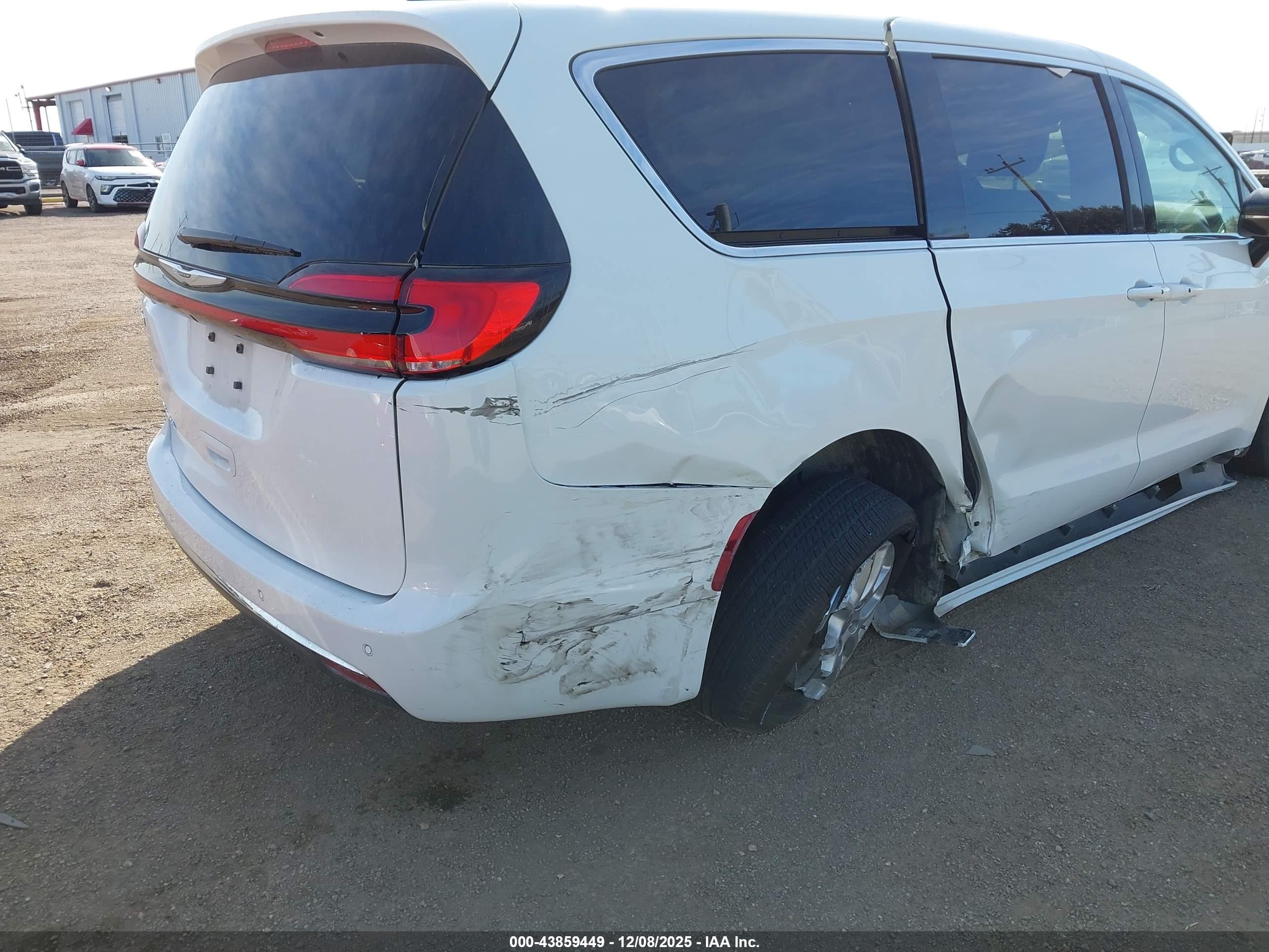 CHRYSLER PACIFICA image 6