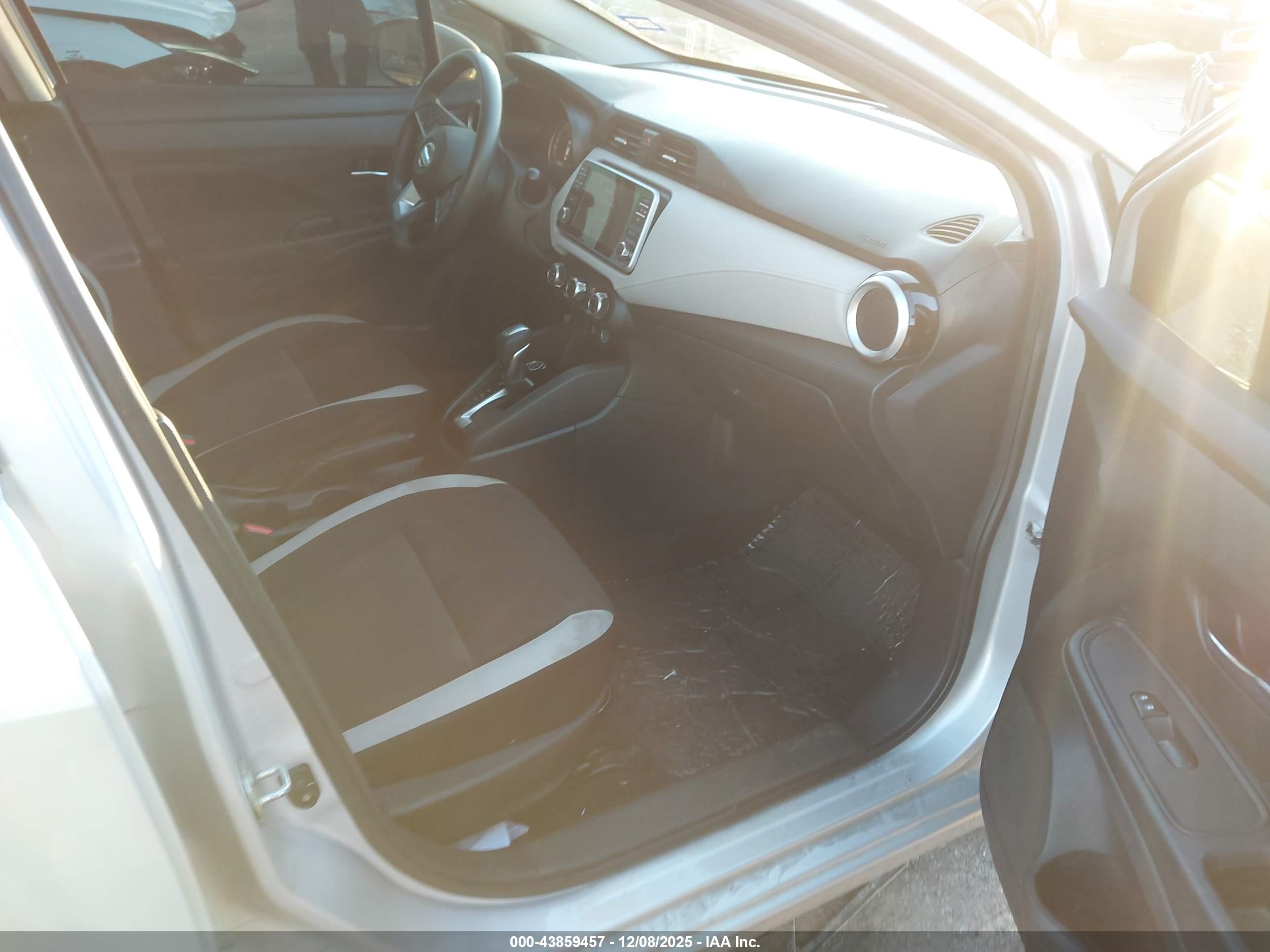 NISSAN VERSA image 5