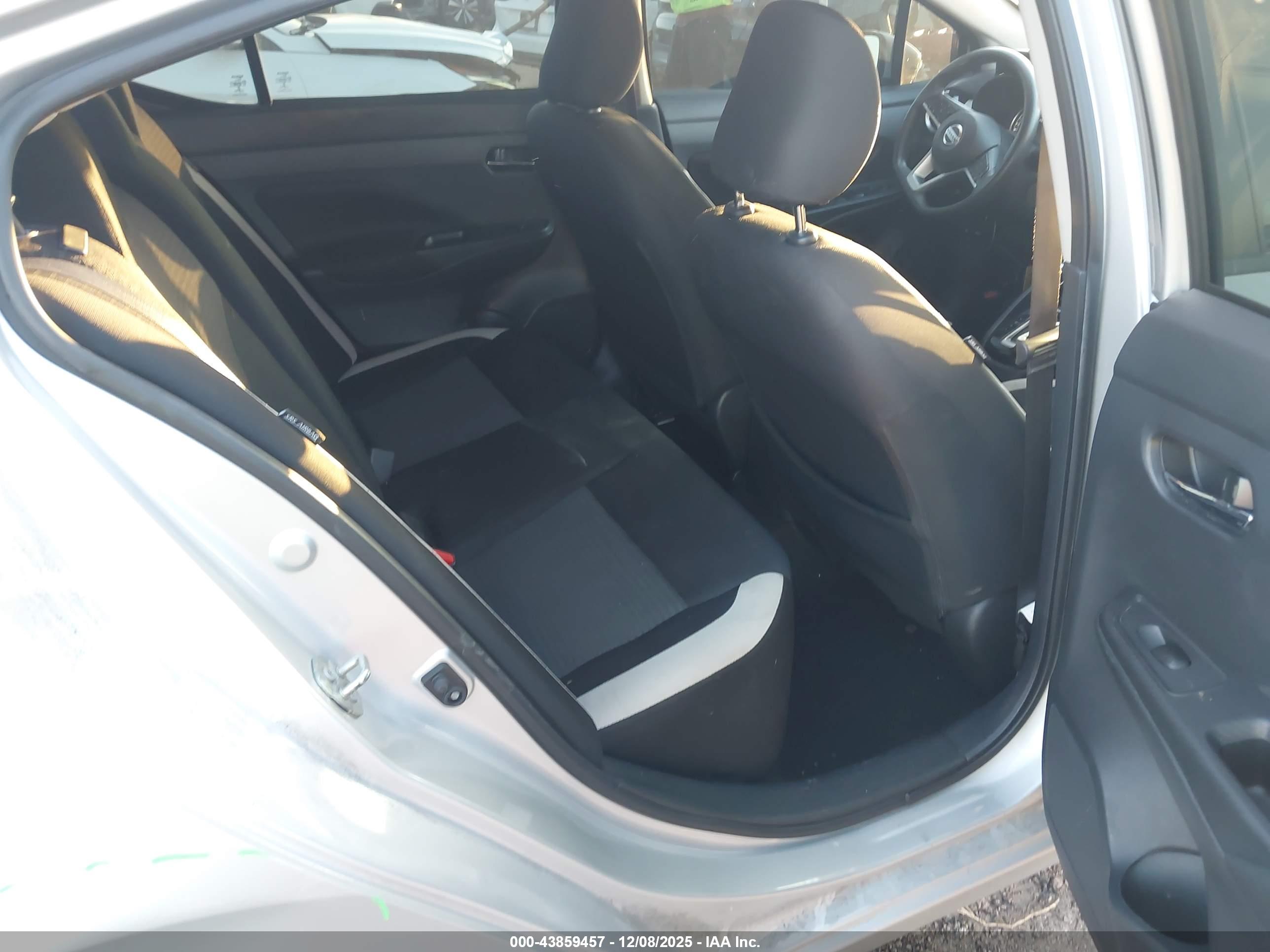 NISSAN VERSA image 8