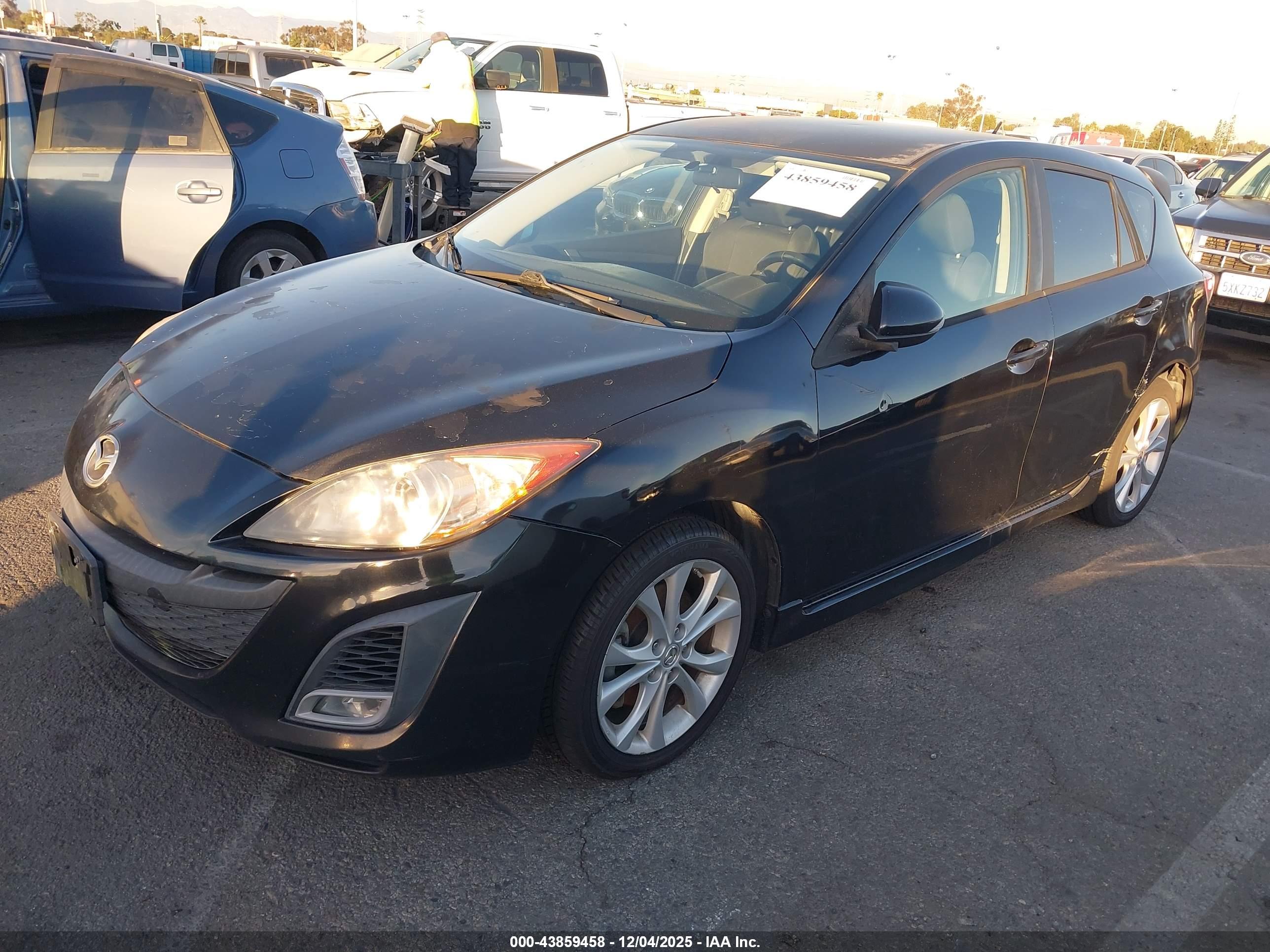 MAZDA MAZDA3 image 2