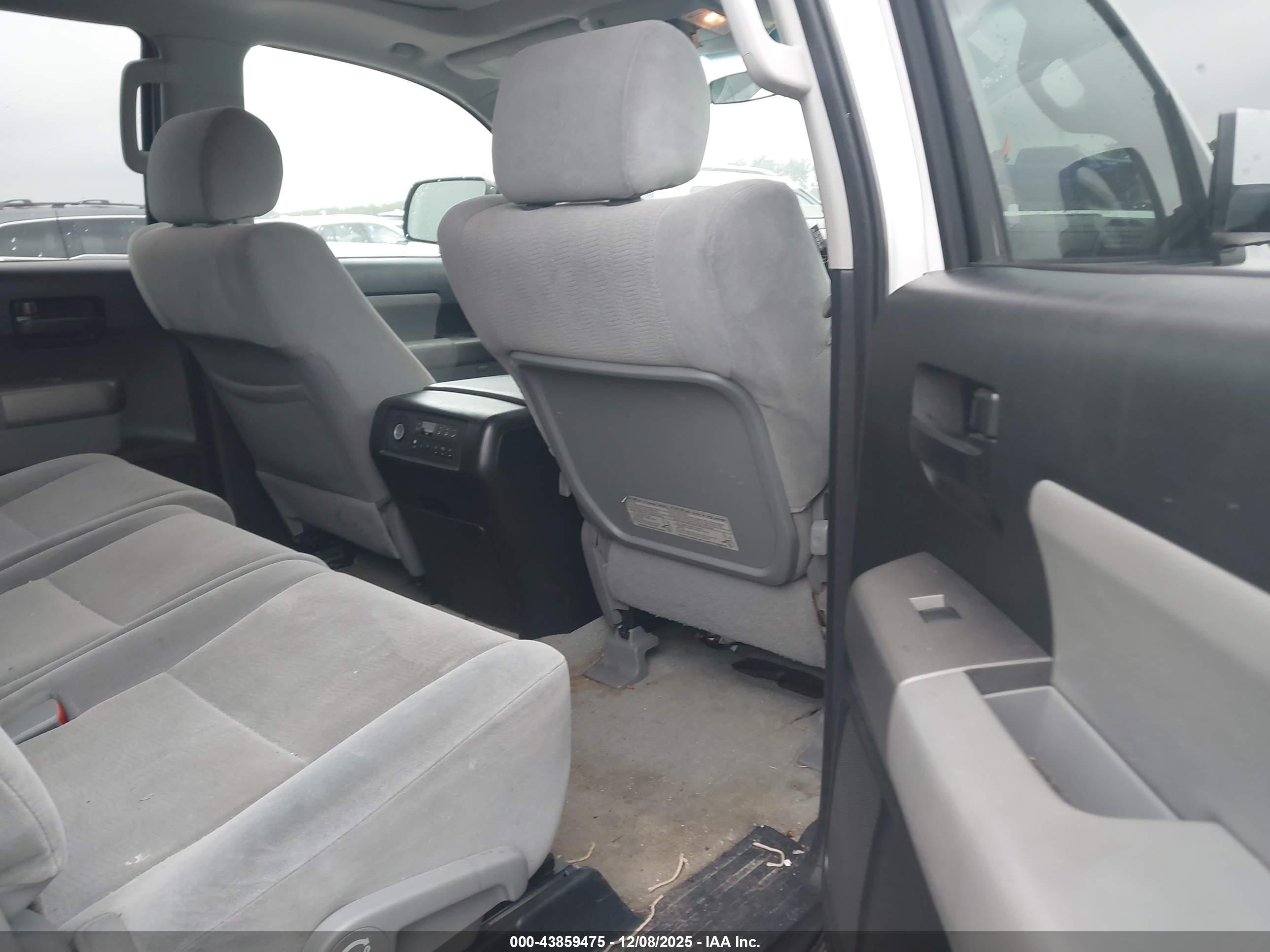 TOYOTA SEQUOIA image 8