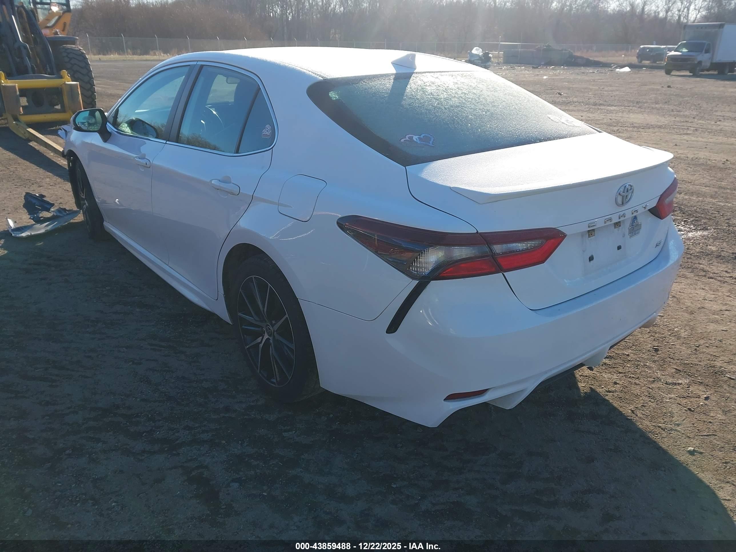 TOYOTA CAMRY image 3