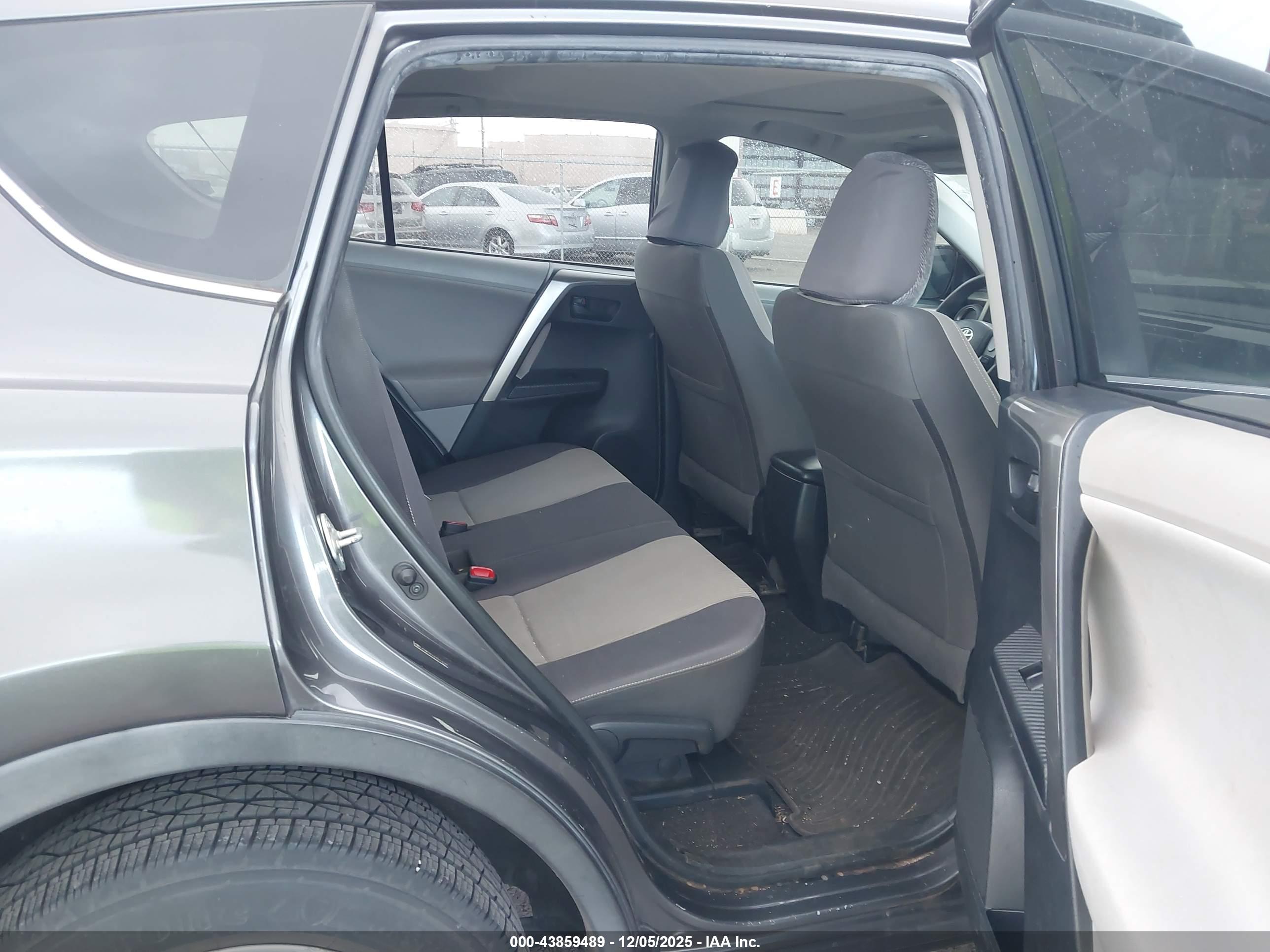 TOYOTA RAV4 image 8