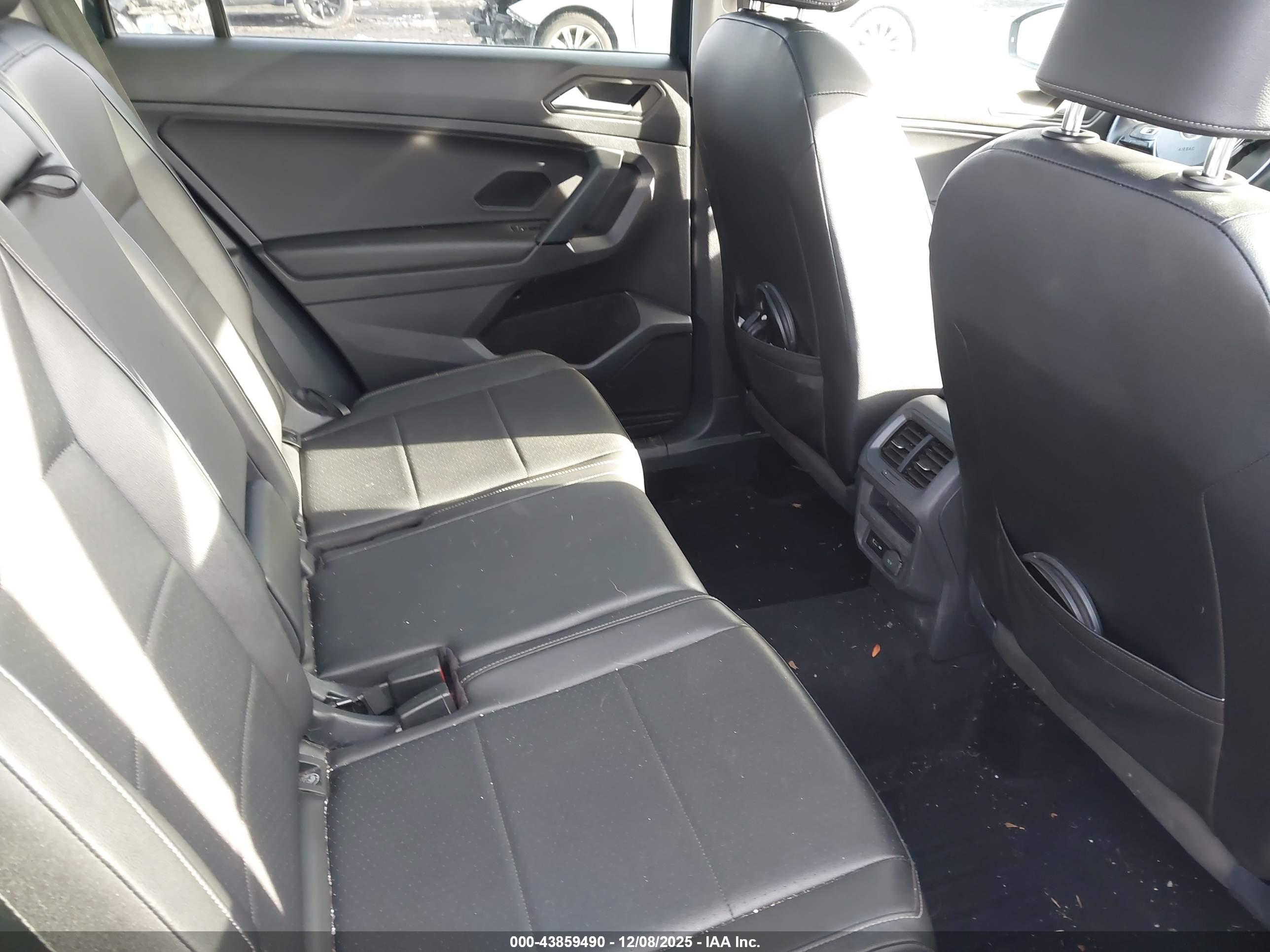 VOLKSWAGEN TIGUAN image 8