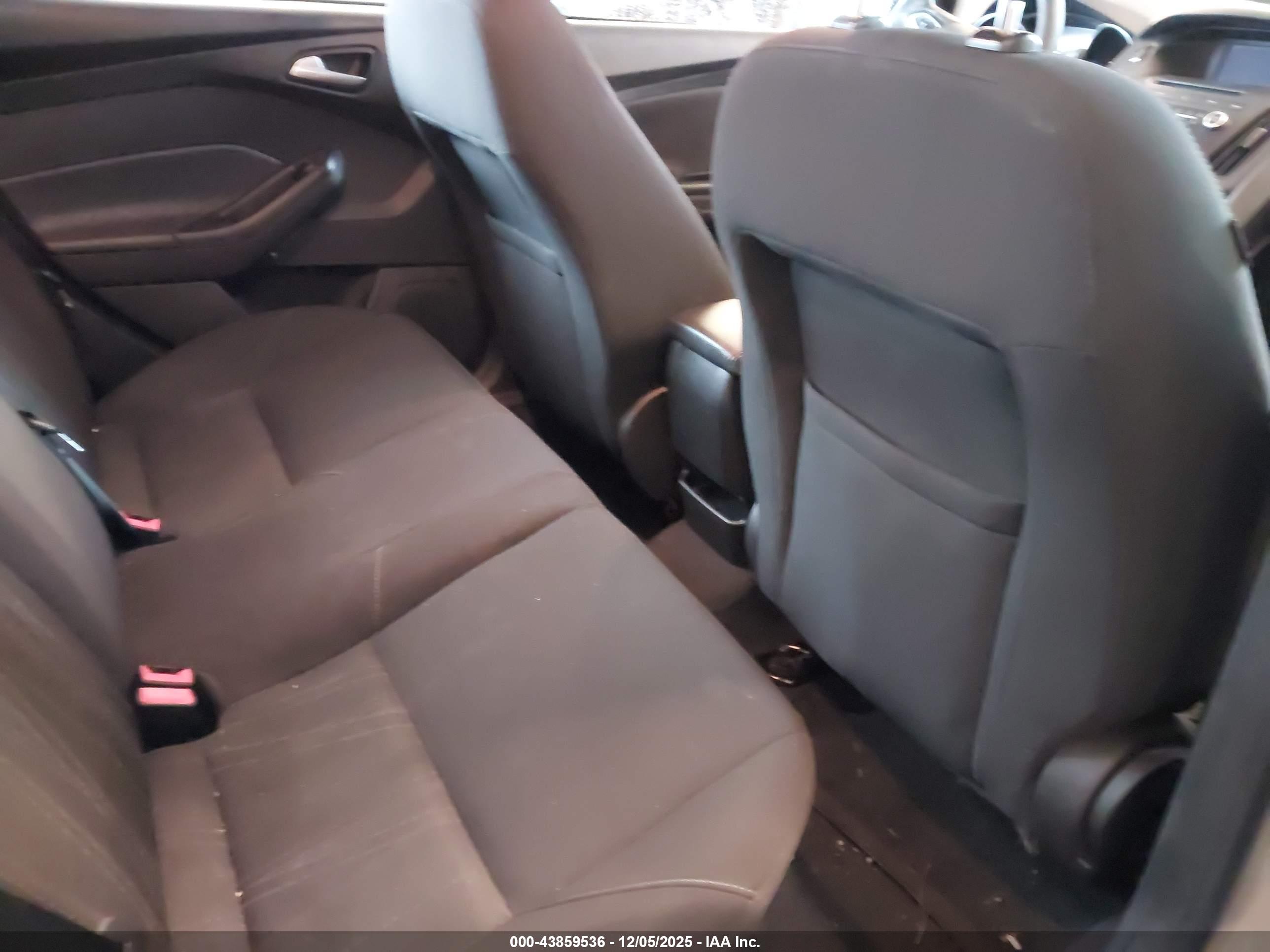 FORD FOCUS image 8