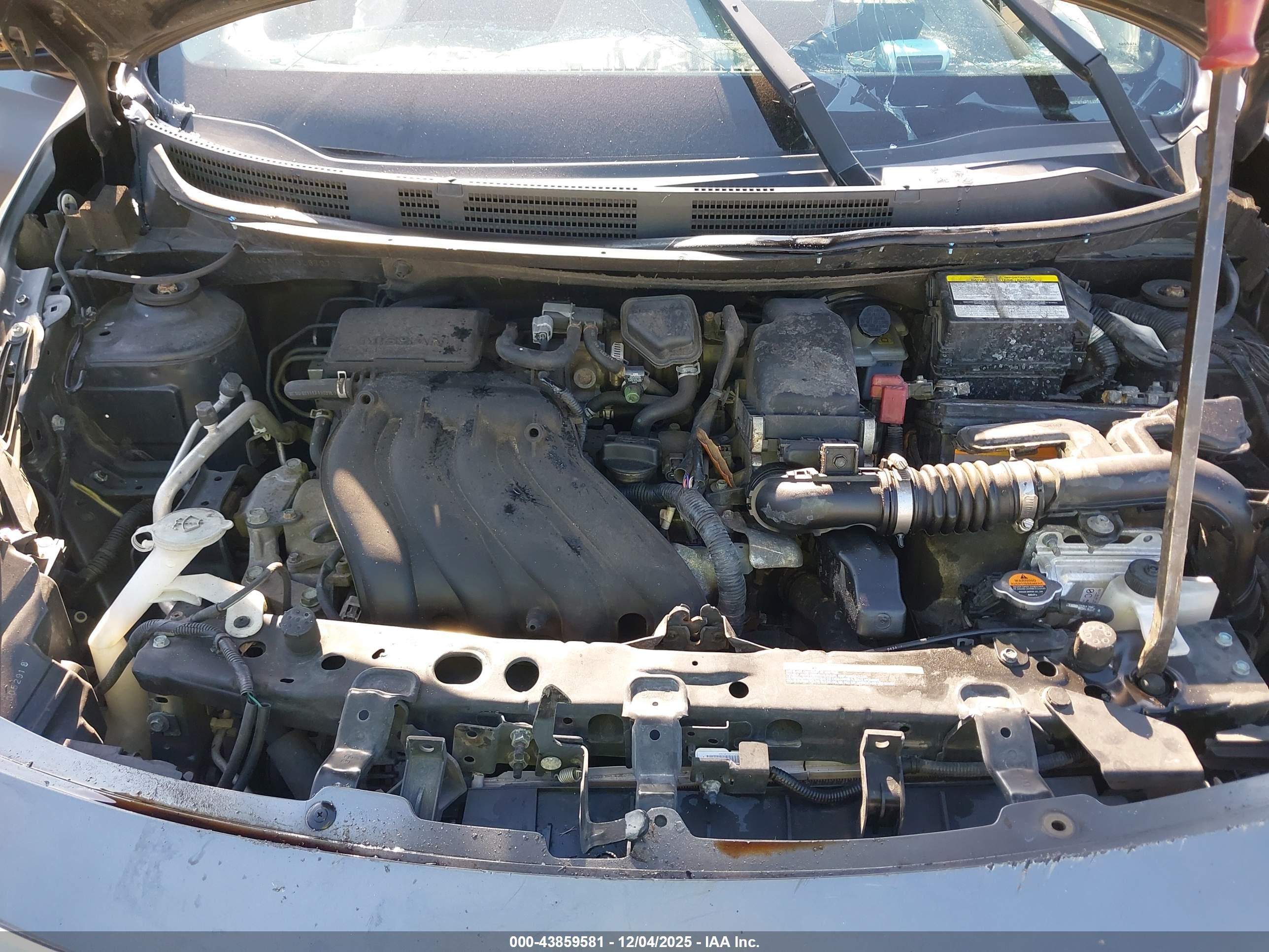 NISSAN VERSA image 10