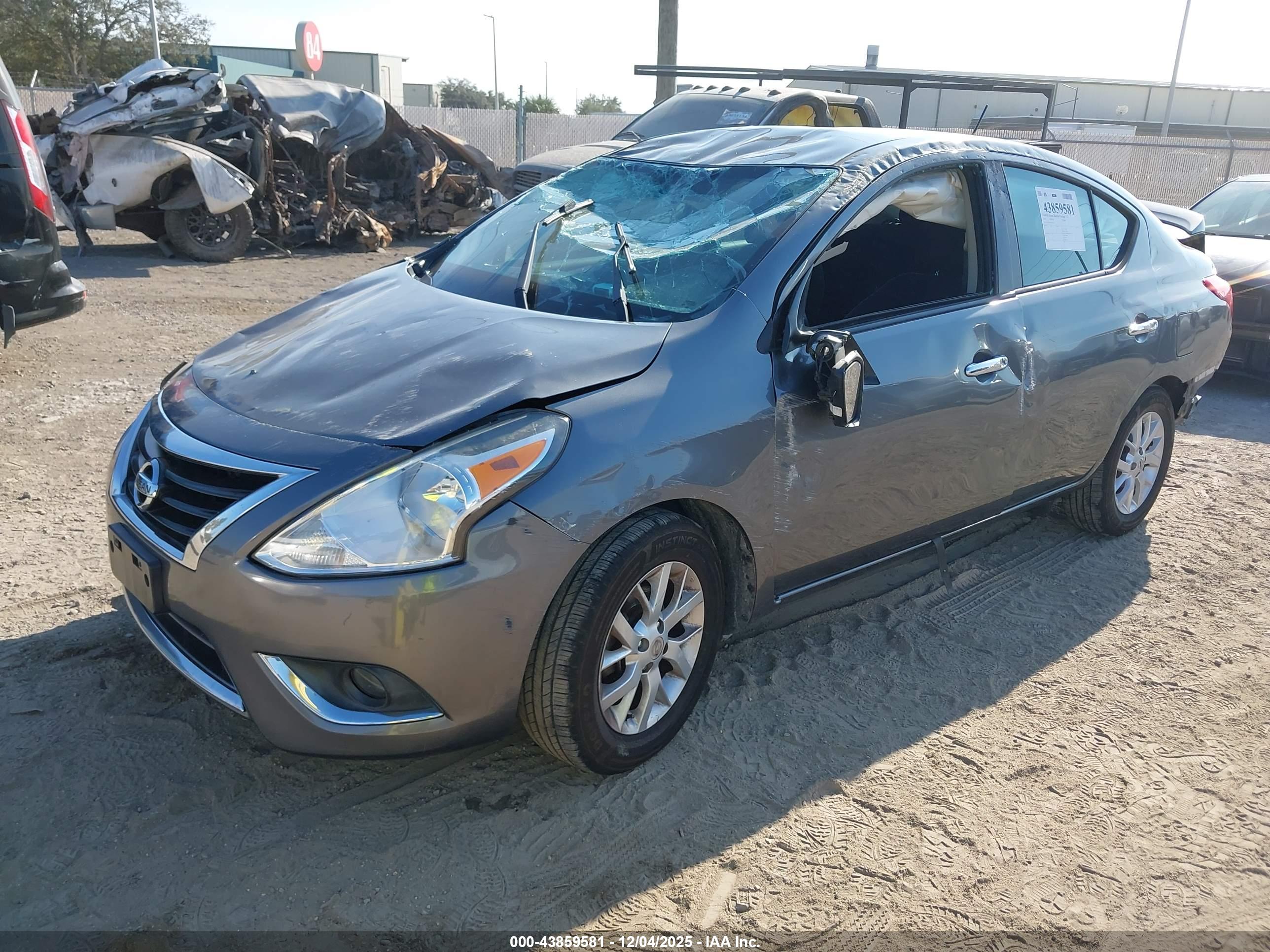 NISSAN VERSA image 2