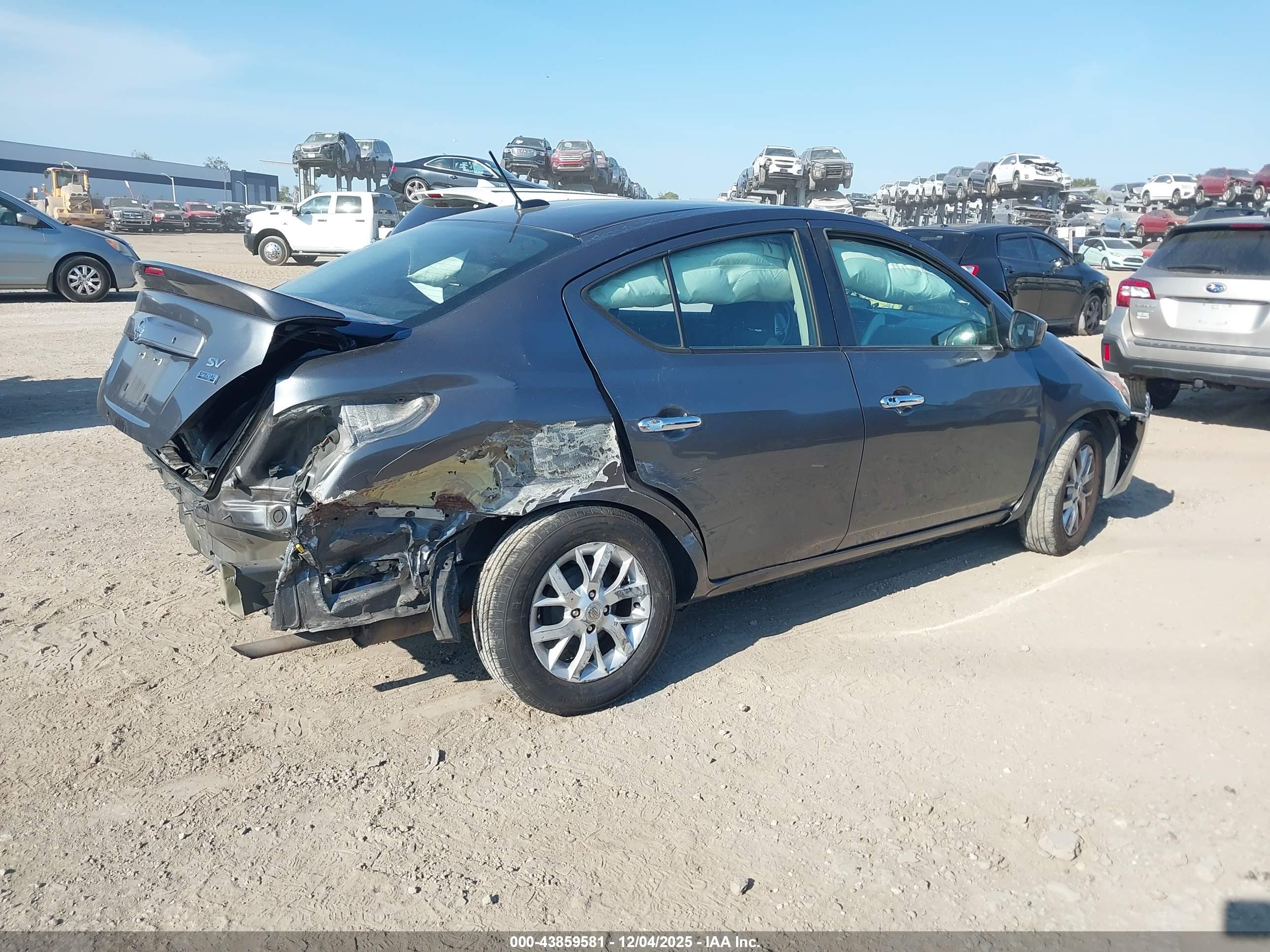 NISSAN VERSA image 4