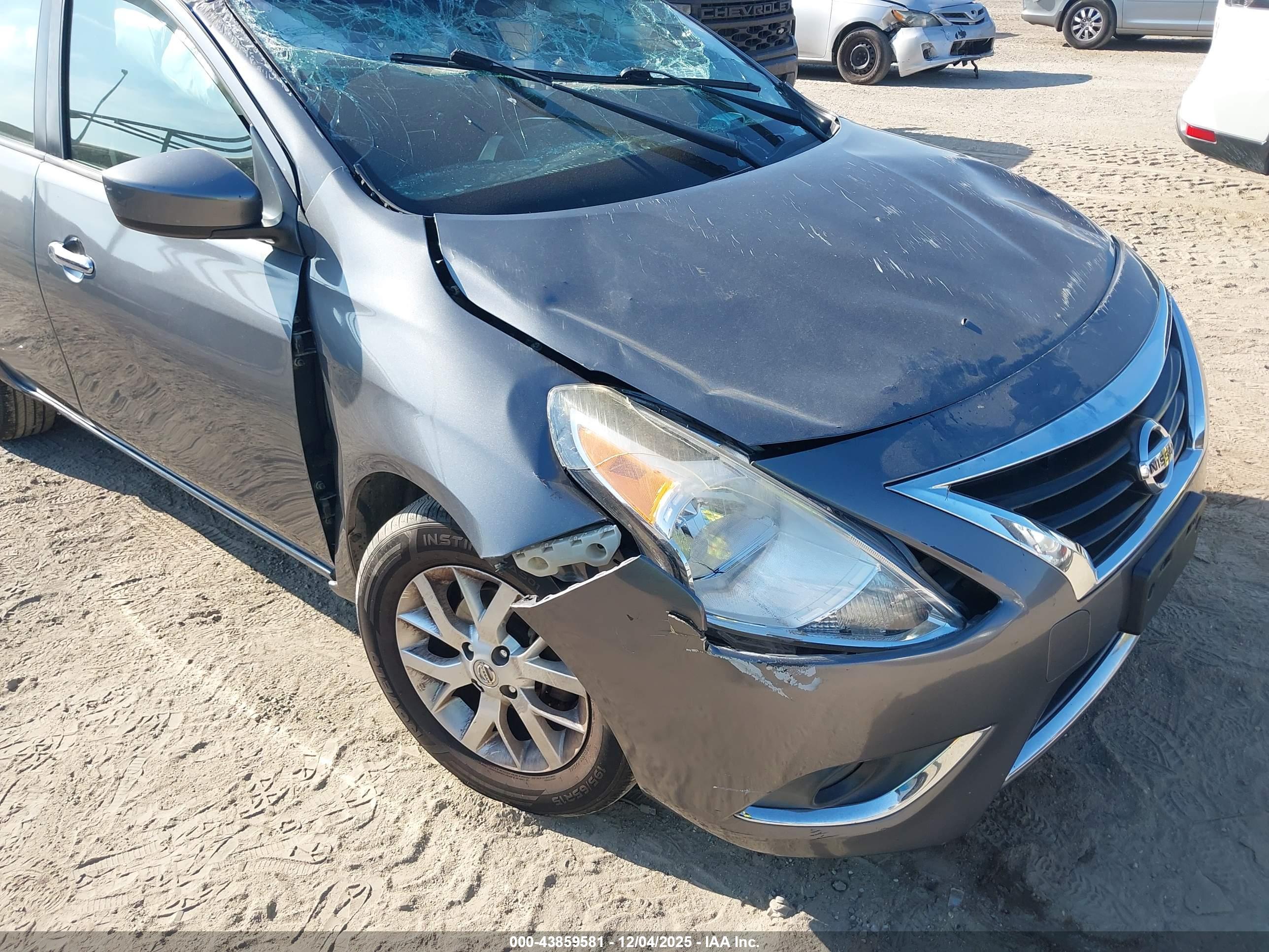 NISSAN VERSA image 6